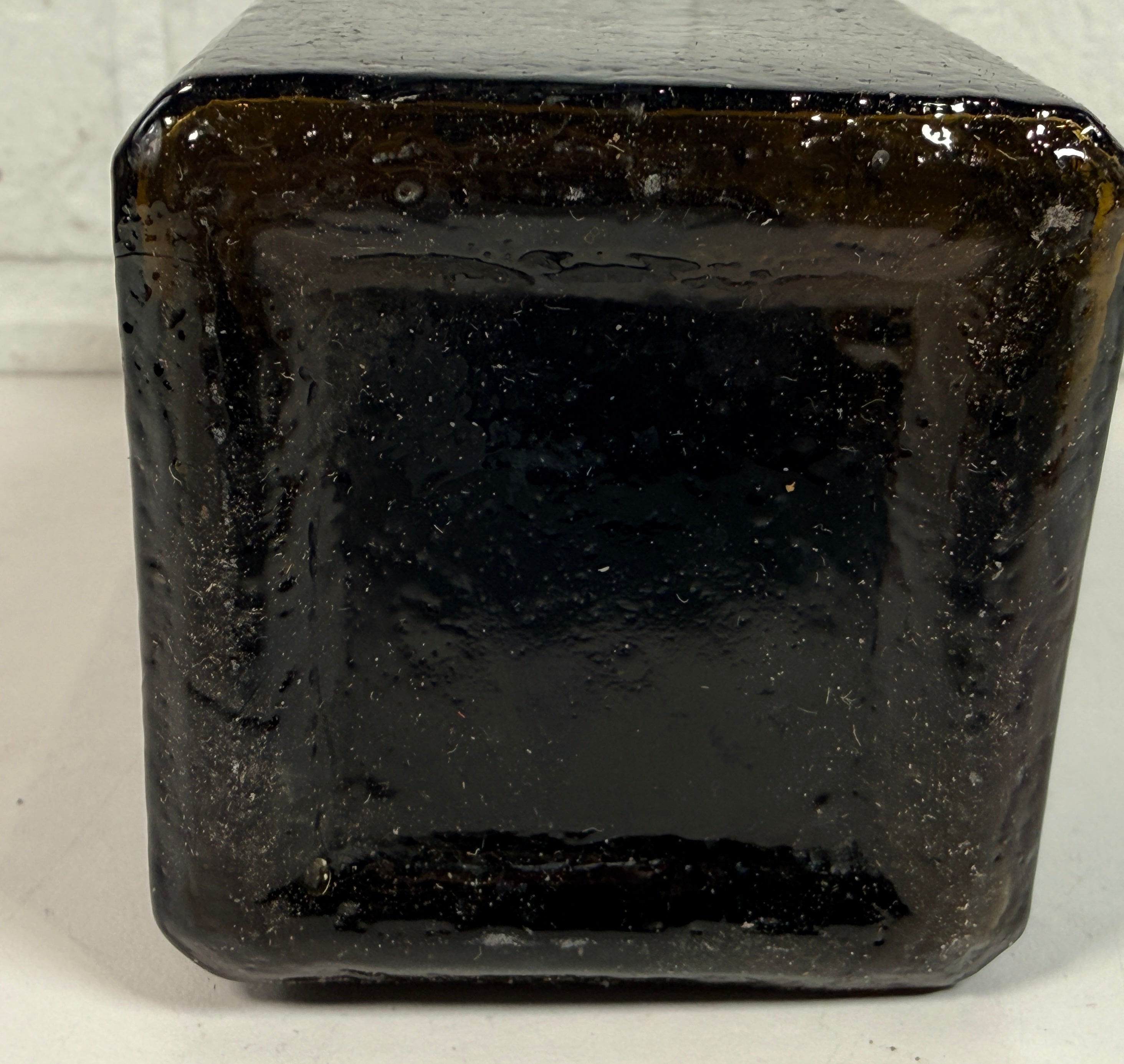 Bouteille de gin de collection en verre olive, style genièvre hollandais, carrée et effilée.