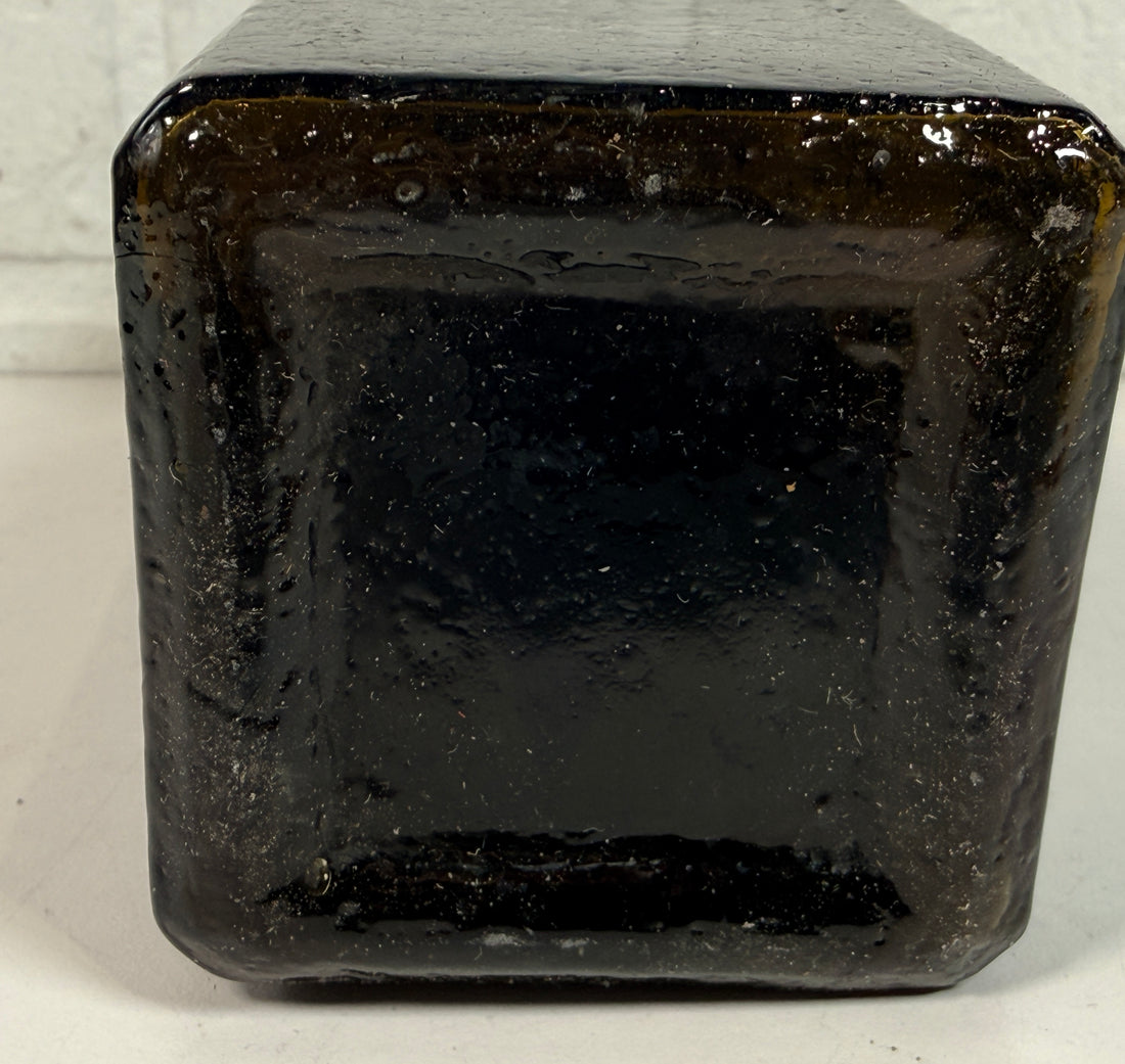 Bouteille de gin de collection en verre olive, style genièvre hollandais, carrée et effilée.