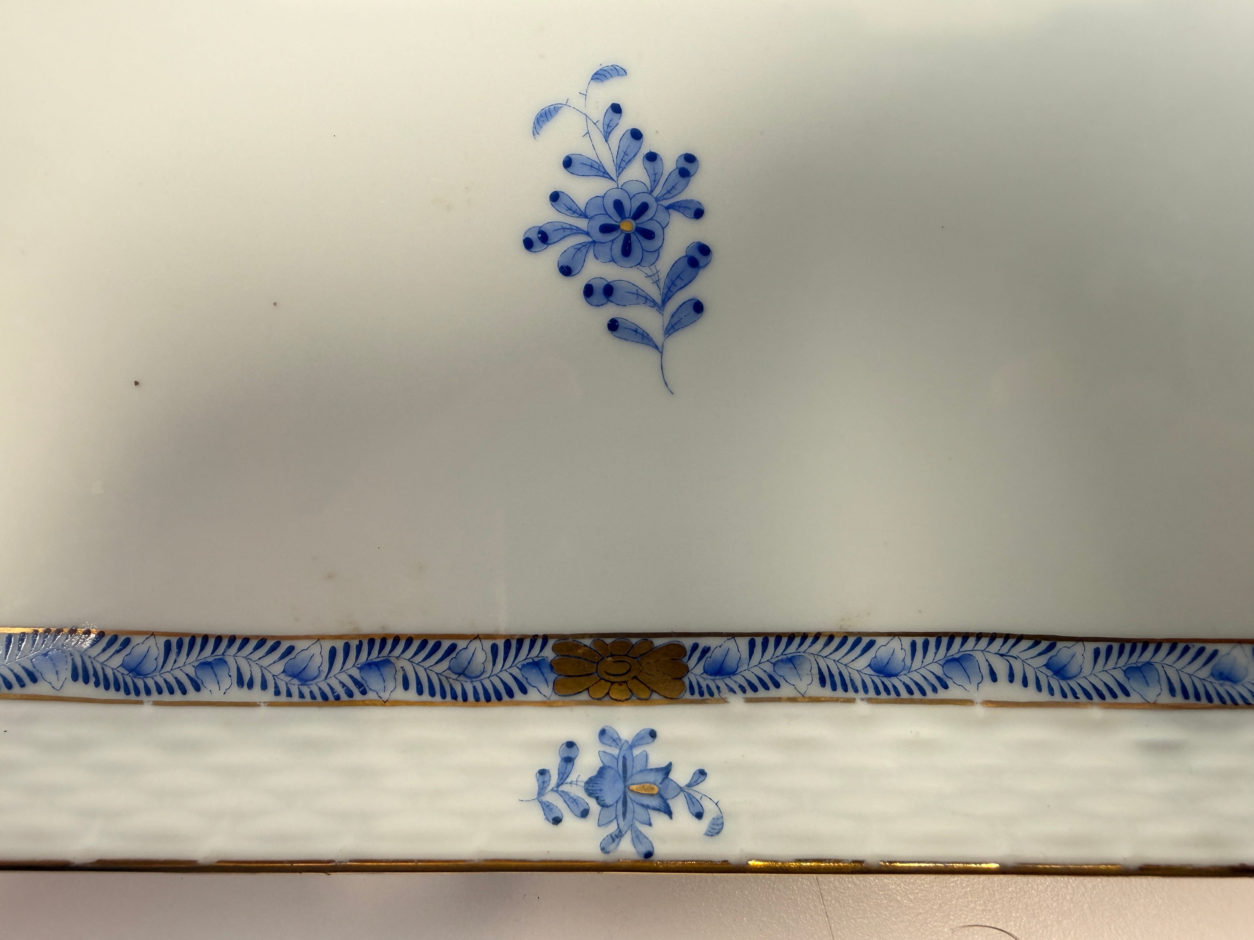 Plateau de service en porcelaine Herend Hongrie, peint à la main, motif floral bleu, poignées dorées, 49,5 cm