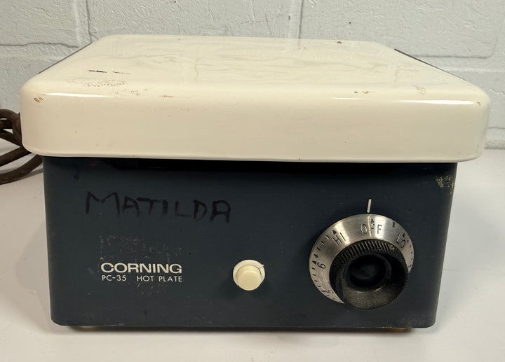 Vintage Corning PC-35 hot plate, 600W lab heater. Durable industrial electric hot plate with analog control, ideal for workshop or hobby use.