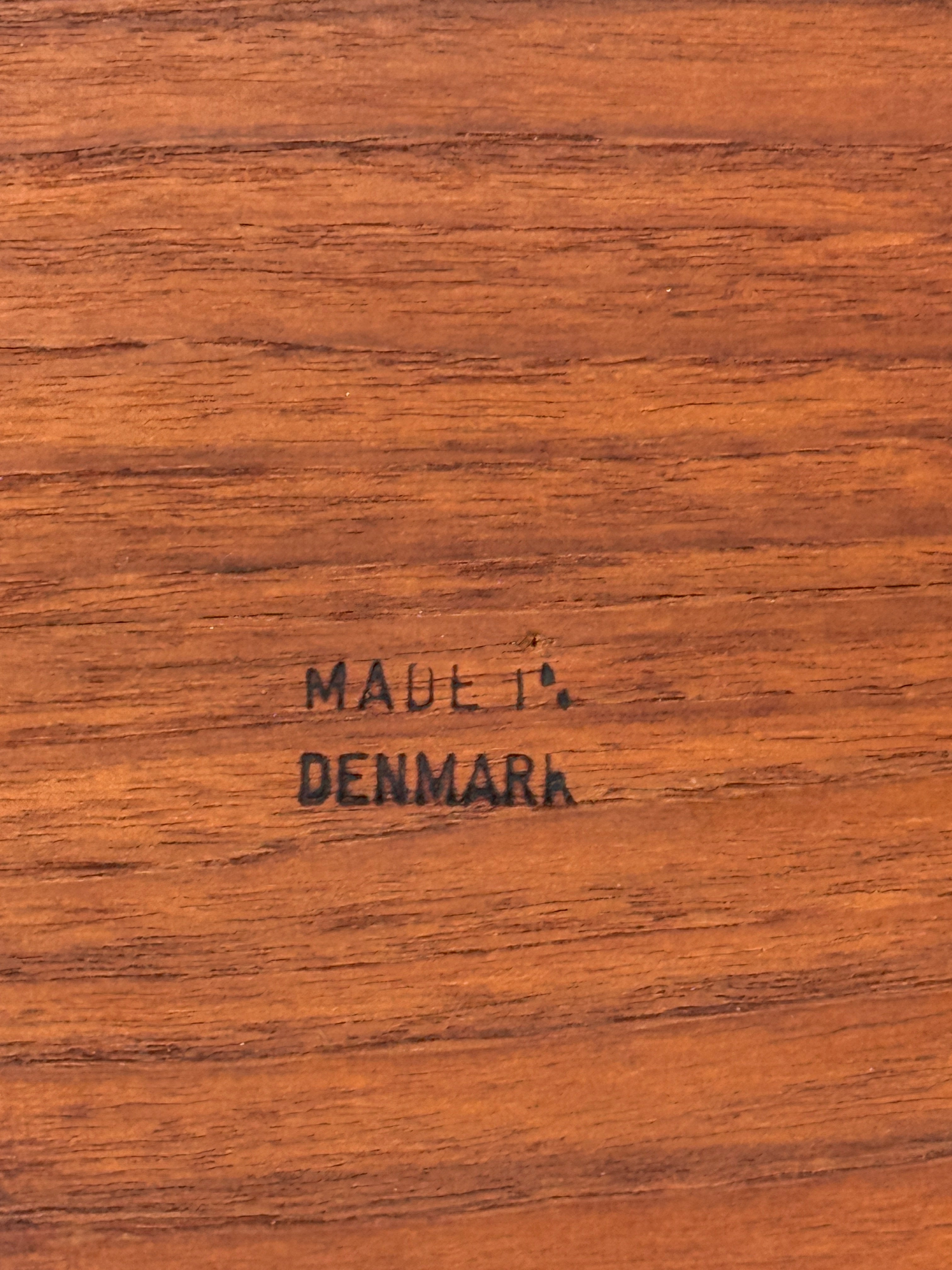 Plateau de service rond en teck danois du milieu du siècle – Fabriqué au Danemark