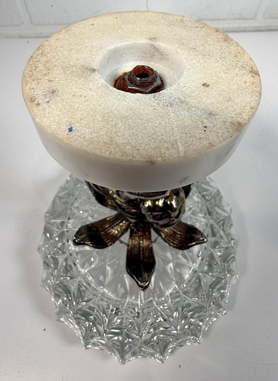 Plat à piédestal Chérubin Hollywood Regency, Bol en verre Socle en marbre.