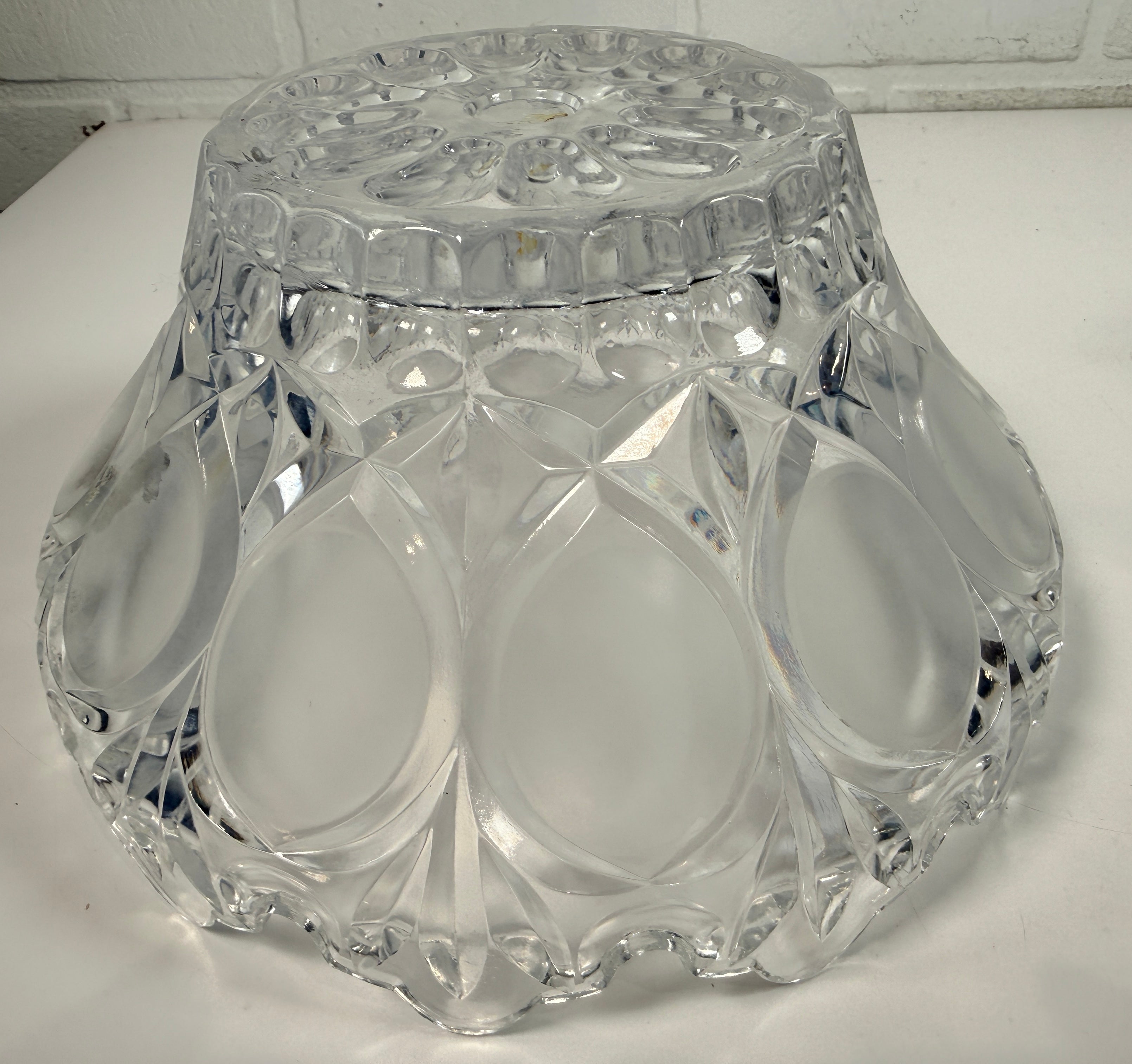 Coupe en verre pressé du milieu du siècle, motif givré à empreintes de pouce, bord festonné.