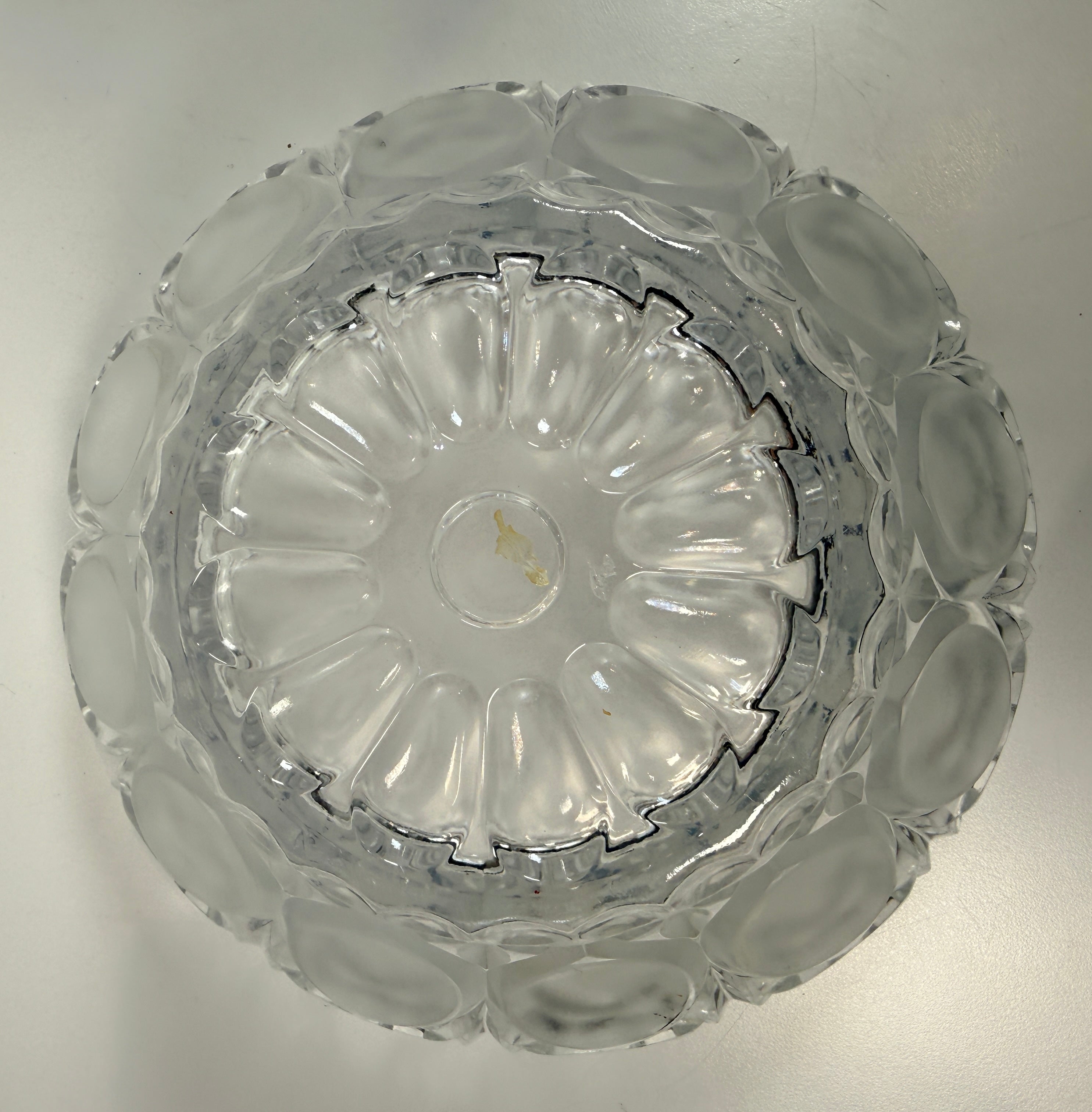 Coupe en verre pressé du milieu du siècle, motif givré à empreintes de pouce, bord festonné.