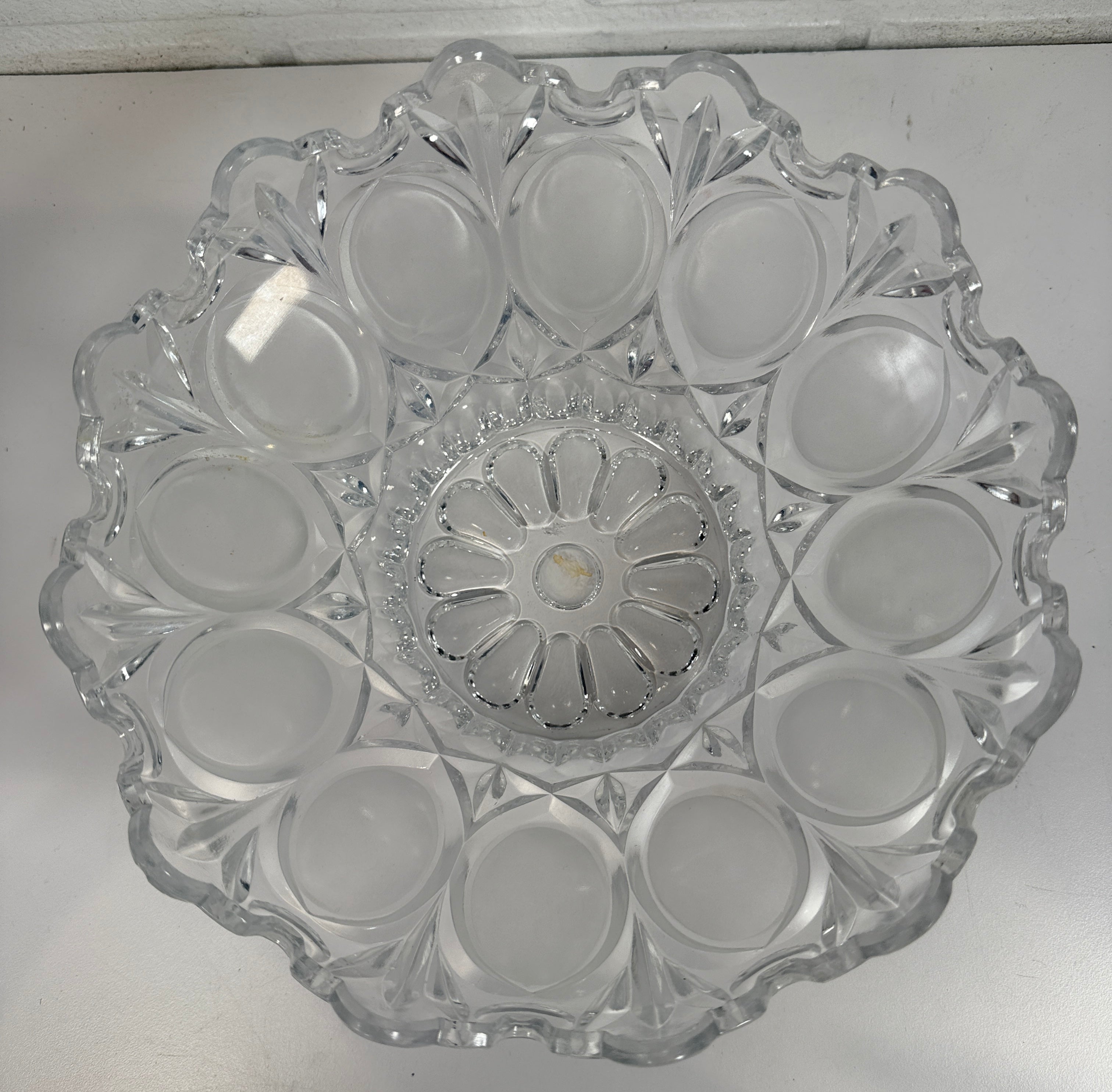 Coupe en verre pressé du milieu du siècle, motif givré à empreintes de pouce, bord festonné.