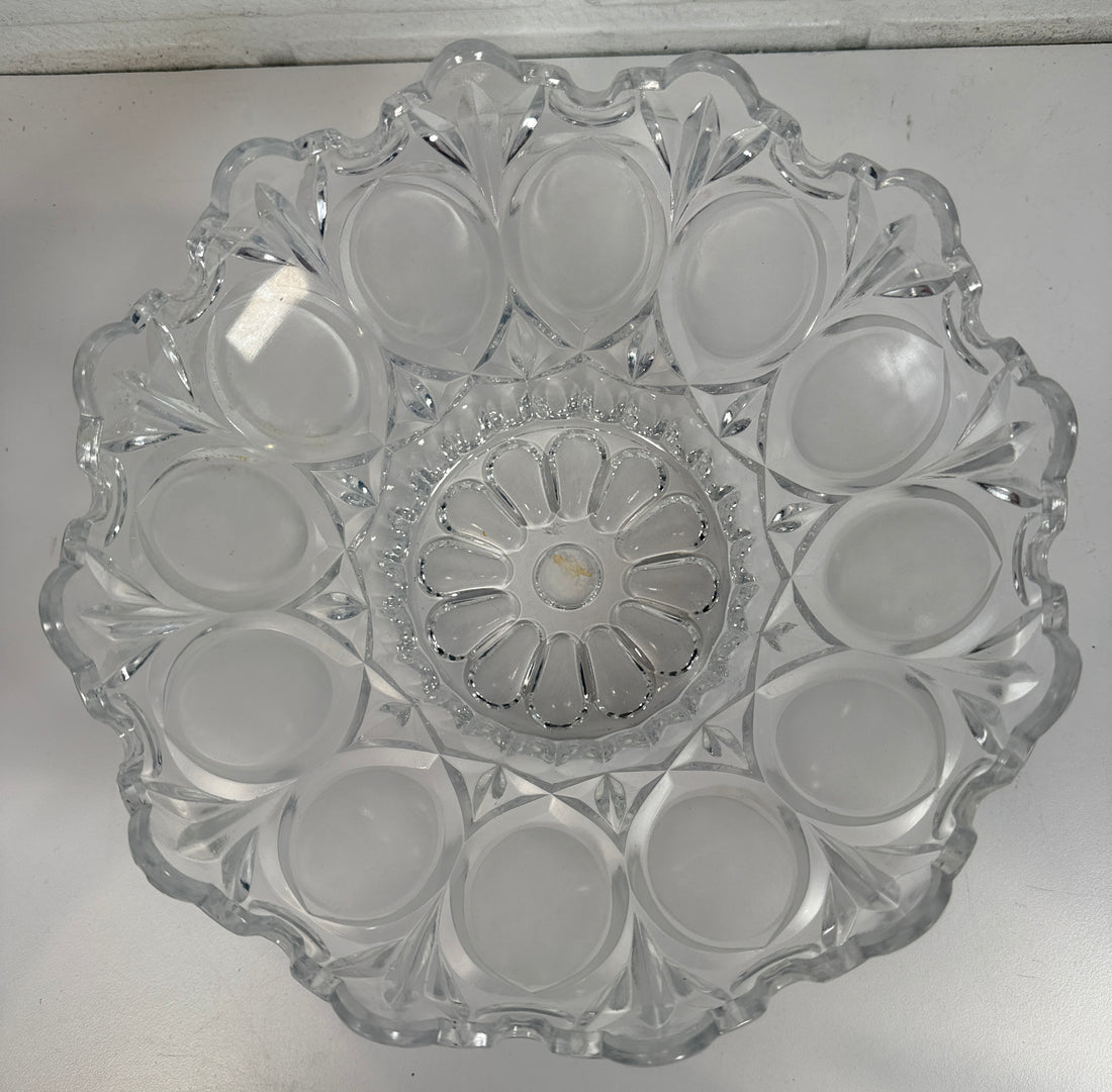 Coupe en verre pressé du milieu du siècle, motif givré à empreintes de pouce, bord festonné.