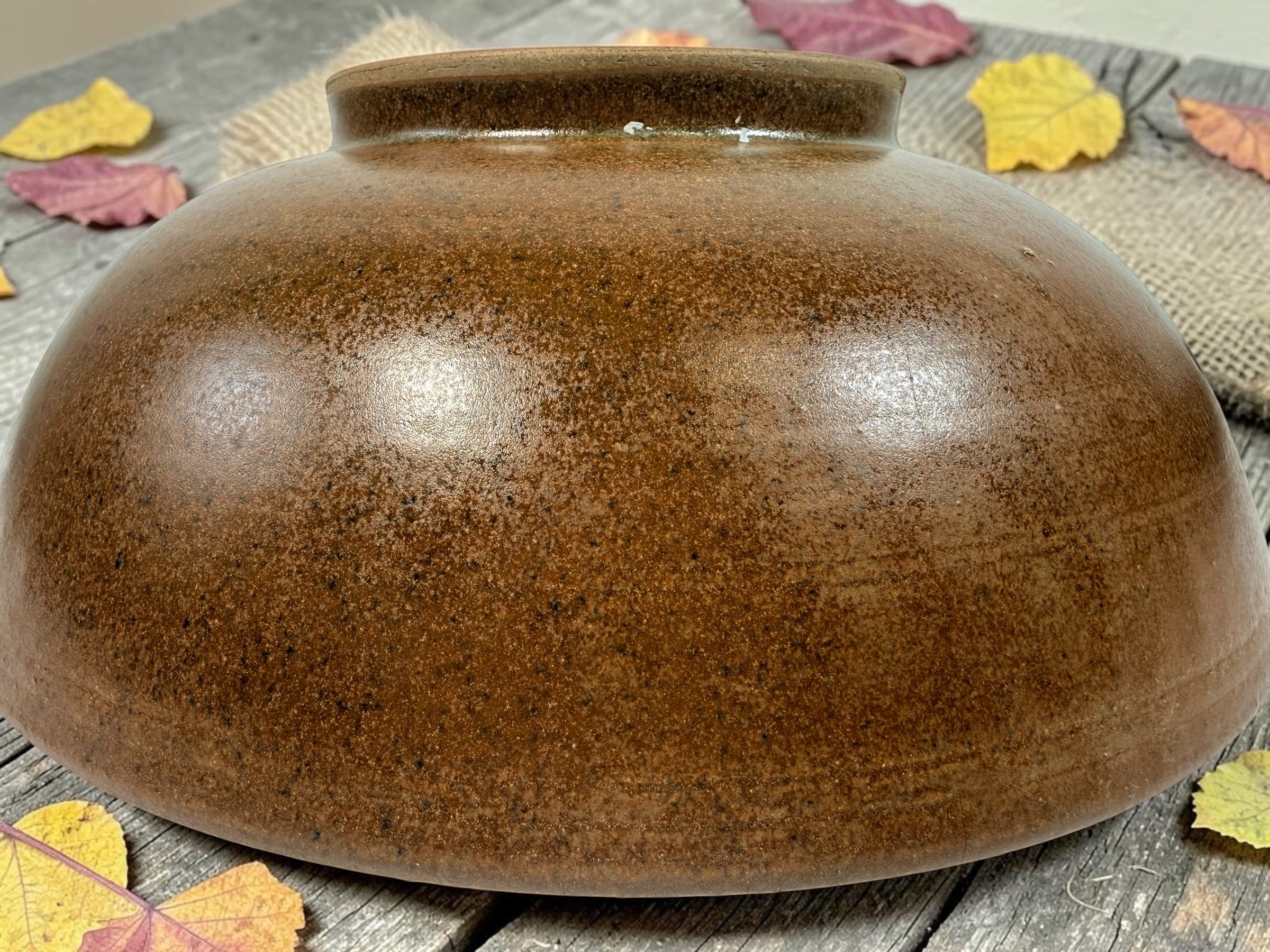 Plat canadien vintage en poterie d'atelier, centre de table en grès brun.