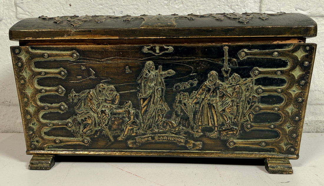Boîte vintage danoise en bronze, Edw Aagaard, relief figuratif.