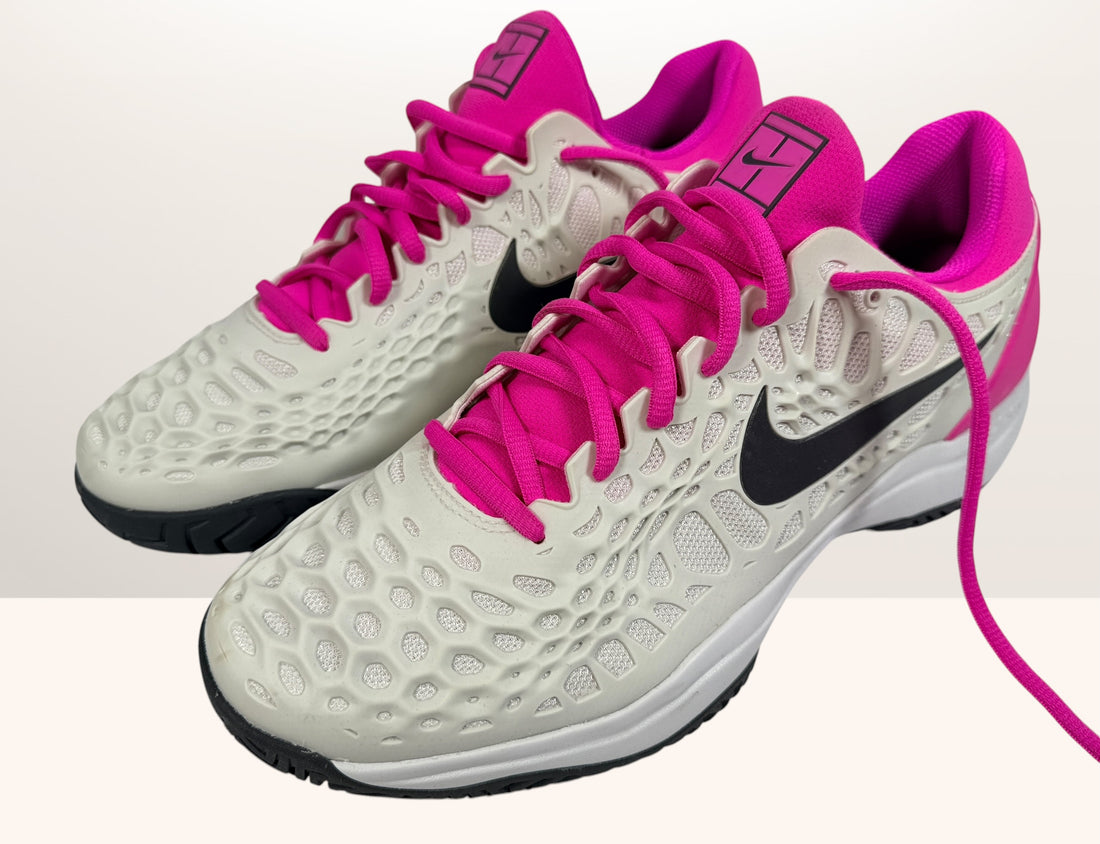 Nike Zoom Cage 3 HC Rafael Nadal tennis shoes in white and hyper pink. Performance hard-court sneakers with honeycomb cage upper and Zoom Air cushioning.