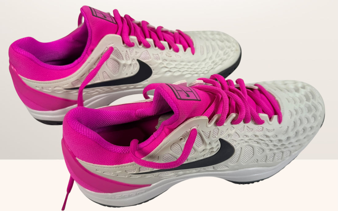 Nike Zoom Cage 3 HC Rafael Nadal tennis shoes in white and hyper pink. Performance hard-court sneakers with honeycomb cage upper and Zoom Air cushioning.