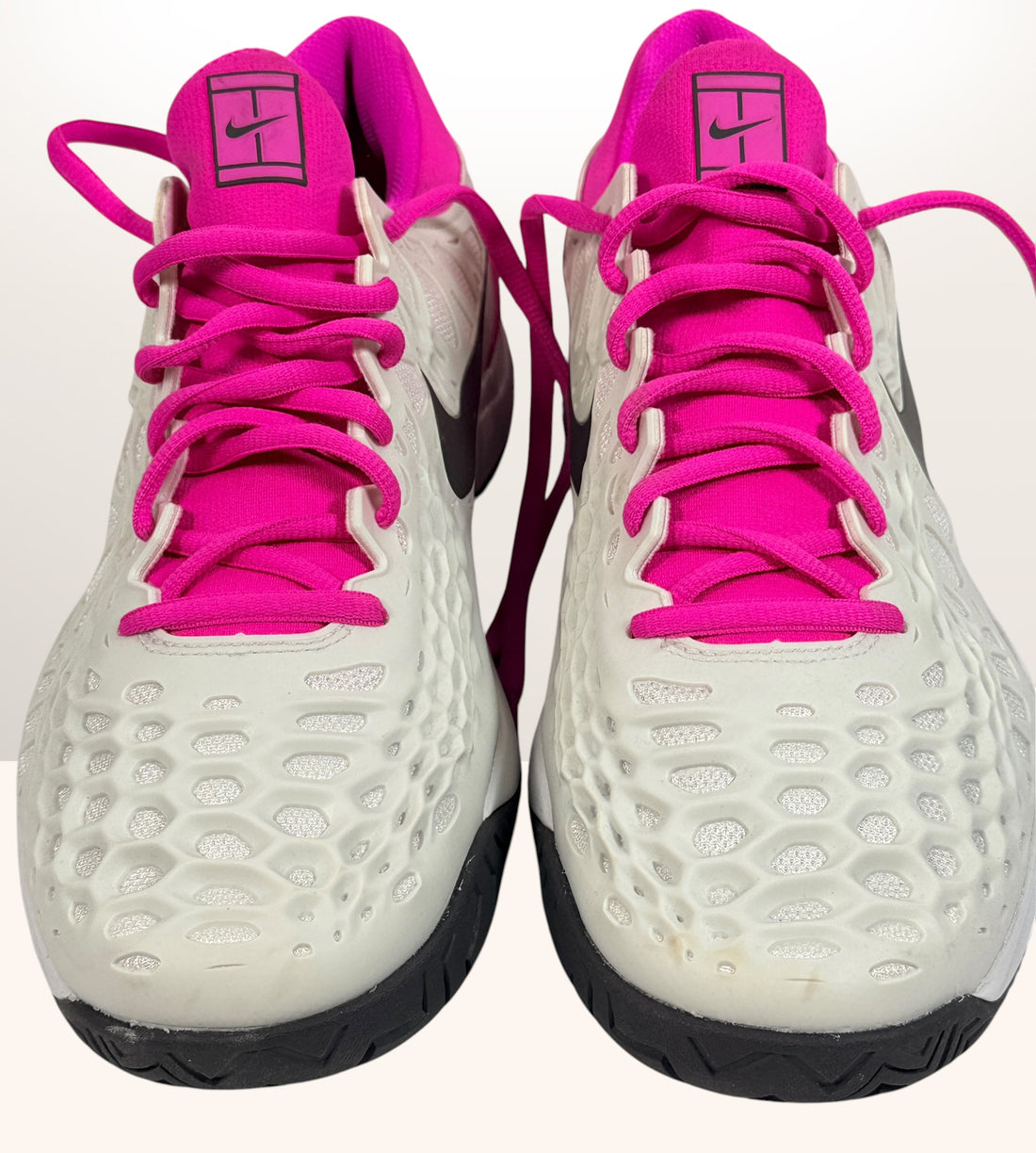 Nike Zoom Cage 3 HC Rafael Nadal tennis shoes in white and hyper pink. Performance hard-court sneakers with honeycomb cage upper and Zoom Air cushioning.