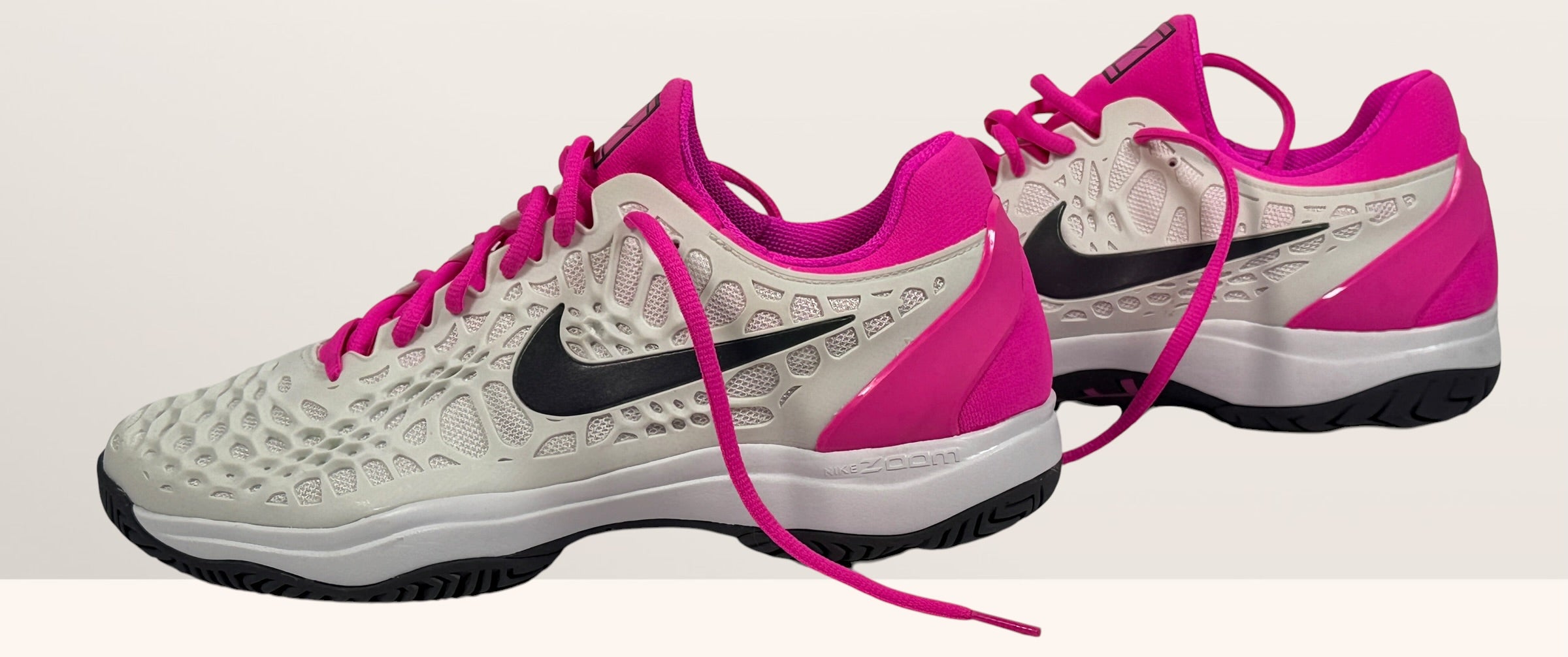 Nike Zoom Cage 3 HC Rafael Nadal tennis shoes in white and hyper pink. Performance hard-court sneakers with honeycomb cage upper and Zoom Air cushioning.