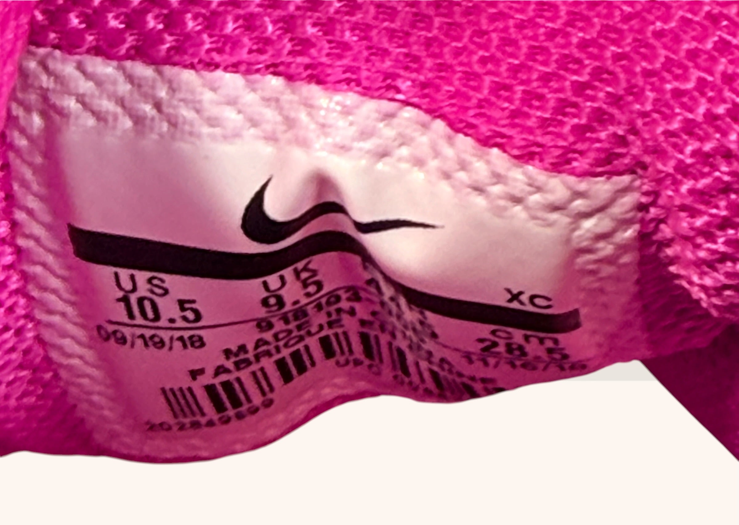 Nike Zoom Cage 3 HC Rafael Nadal tennis shoes in white and hyper pink. Performance hard-court sneakers with honeycomb cage upper and Zoom Air cushioning.