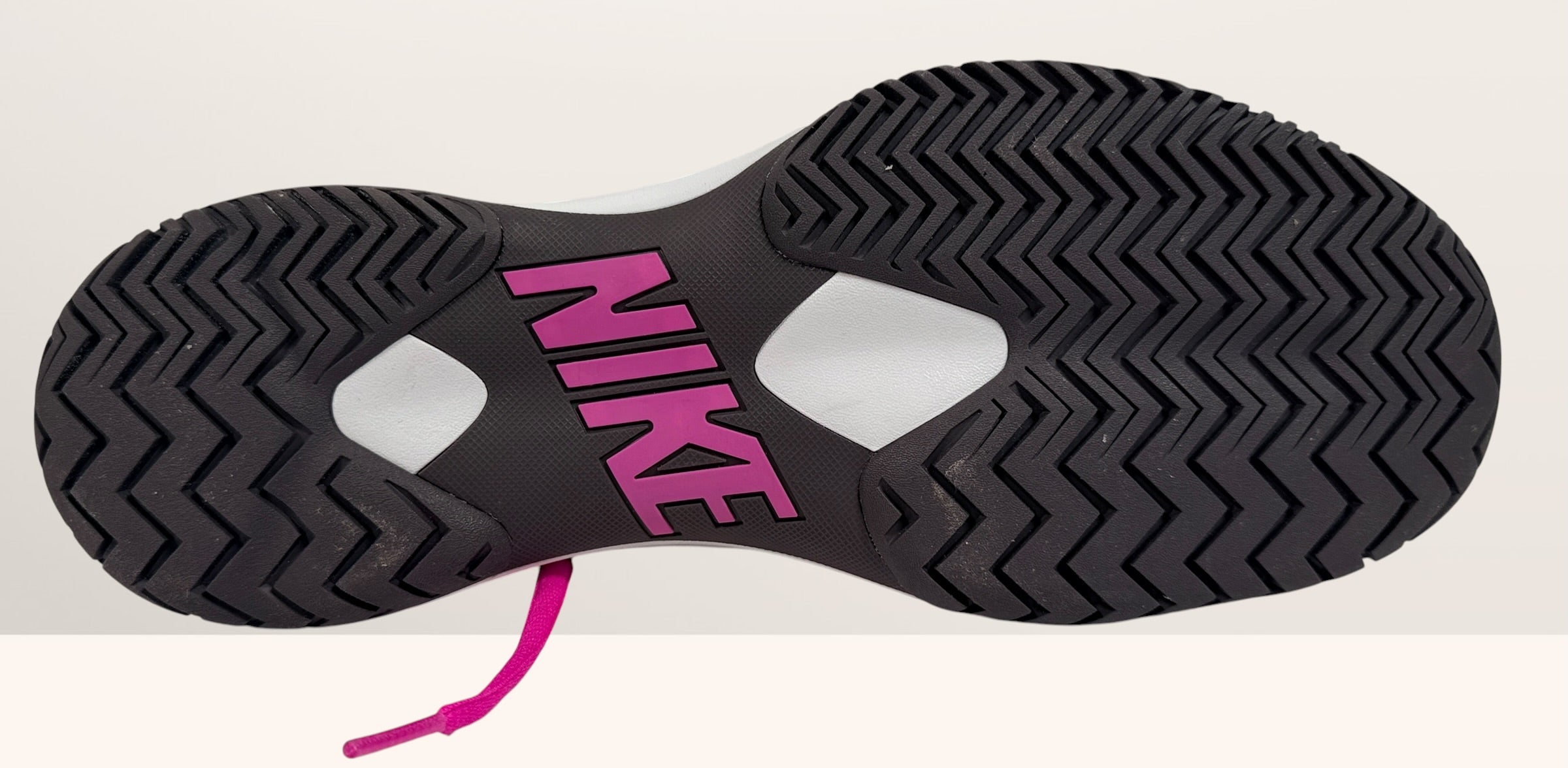 Nike Zoom Cage 3 HC Rafael Nadal tennis shoes in white and hyper pink. Performance hard-court sneakers with honeycomb cage upper and Zoom Air cushioning.