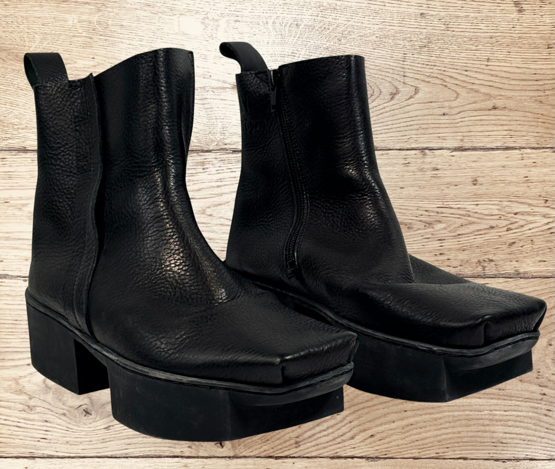 Trippen Glück black leather platform ankle boots in EU 39 with iconic sculpted sole and avant-garde German designer styling.