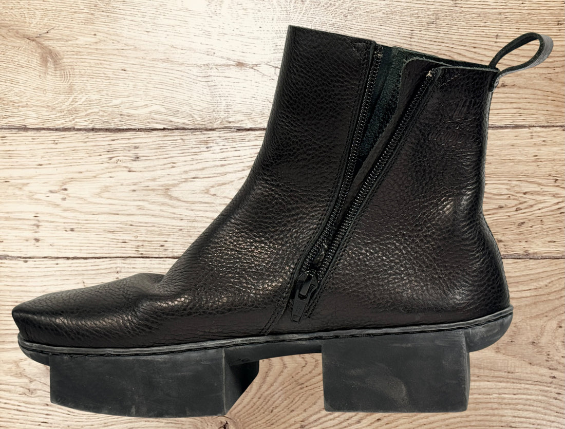 Trippen Glück black leather platform ankle boots in EU 39 with iconic sculpted sole and avant-garde German designer styling.