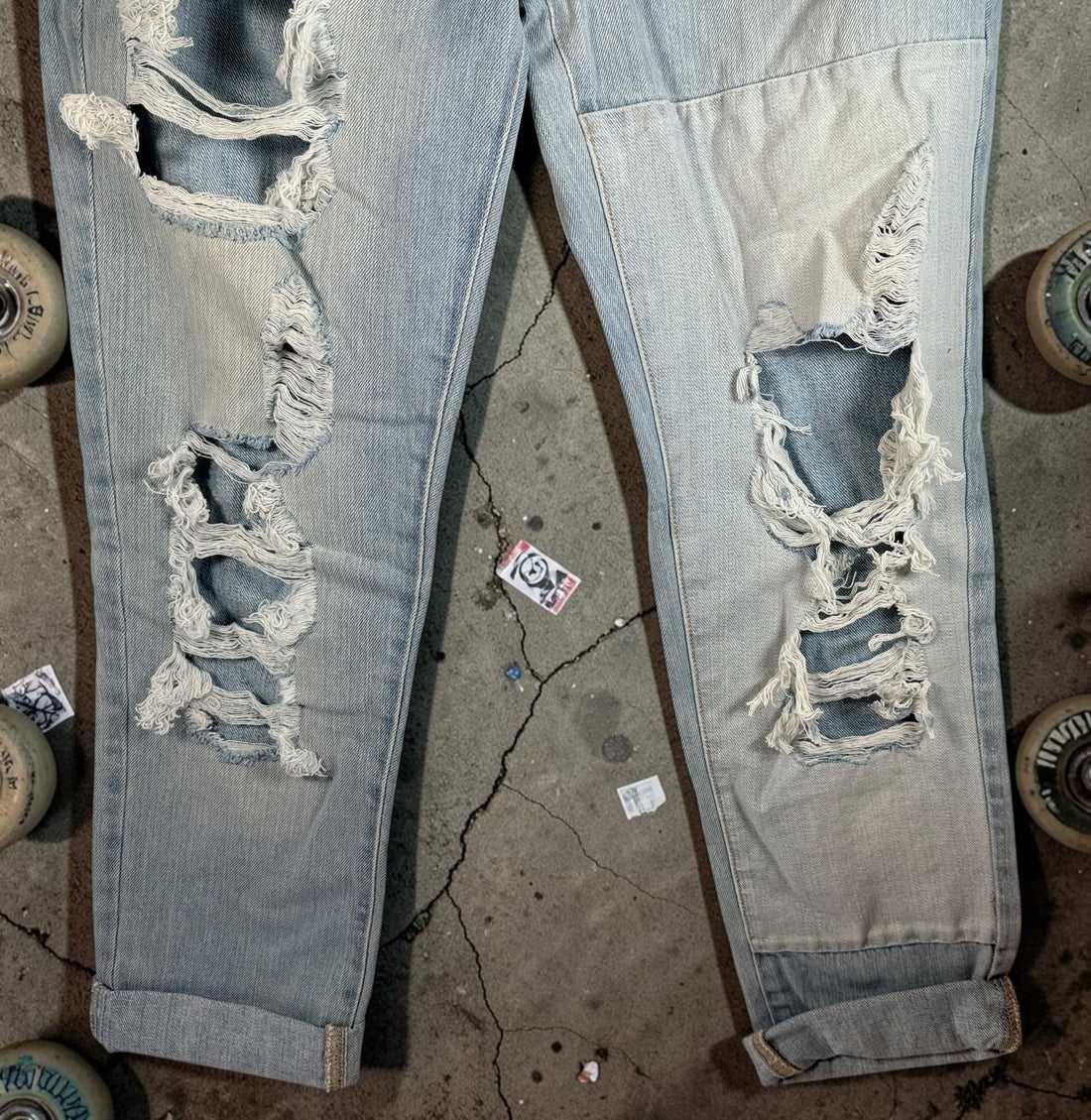 GUESS Boy Fit distressed jeans in light wash denim, size 29, new with tags. Trendy ripped boyfriend-fit jeans with modern Y2K streetwear style.
