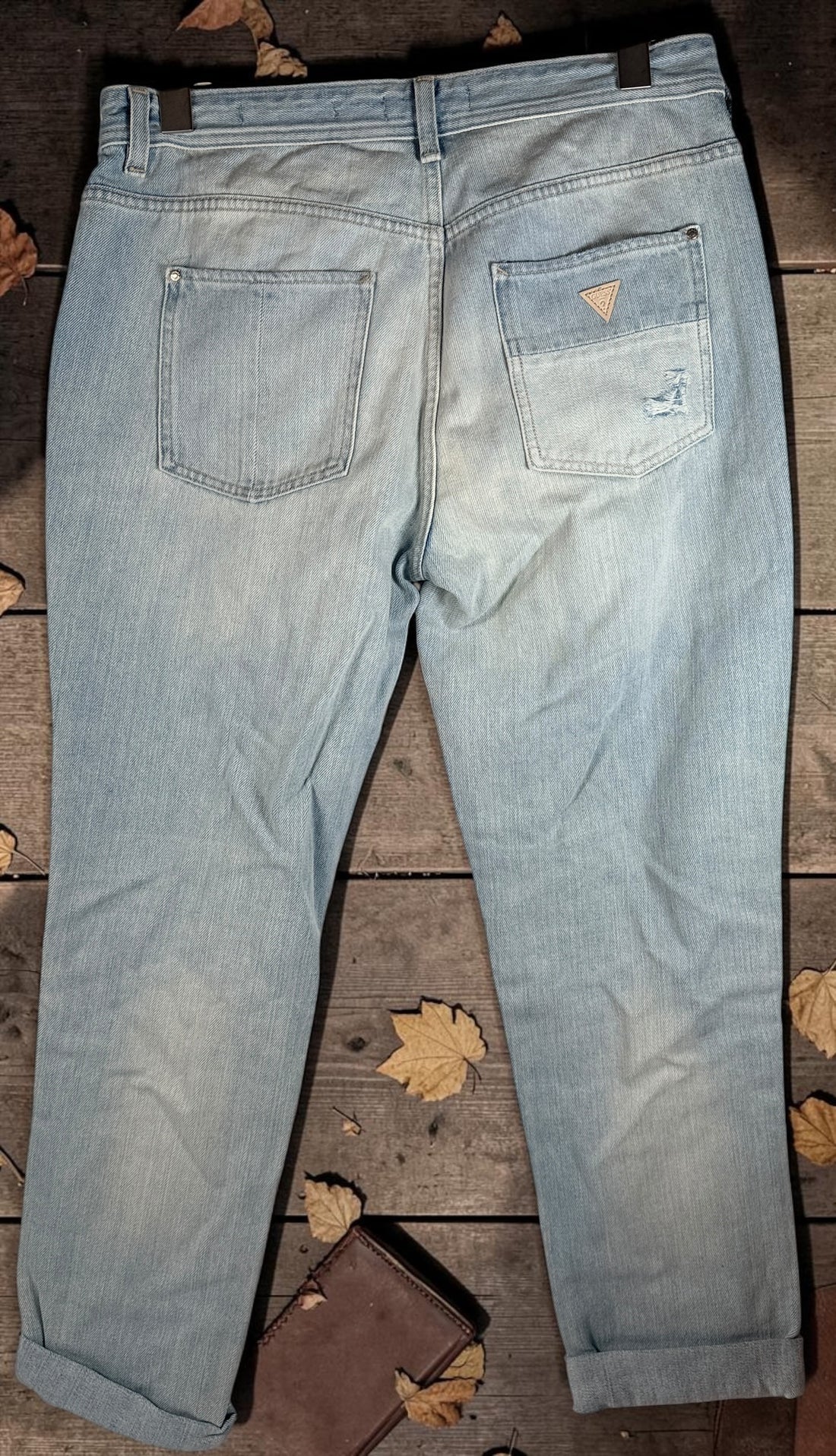 Jeans ajusté Guess pour garçon, denim délavé clair, taille 29.