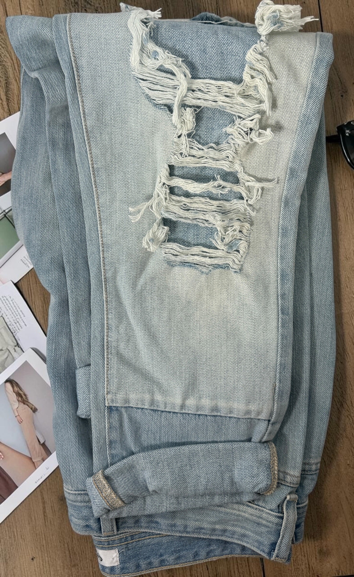Jeans ajusté Guess pour garçon, denim délavé clair, taille 29.