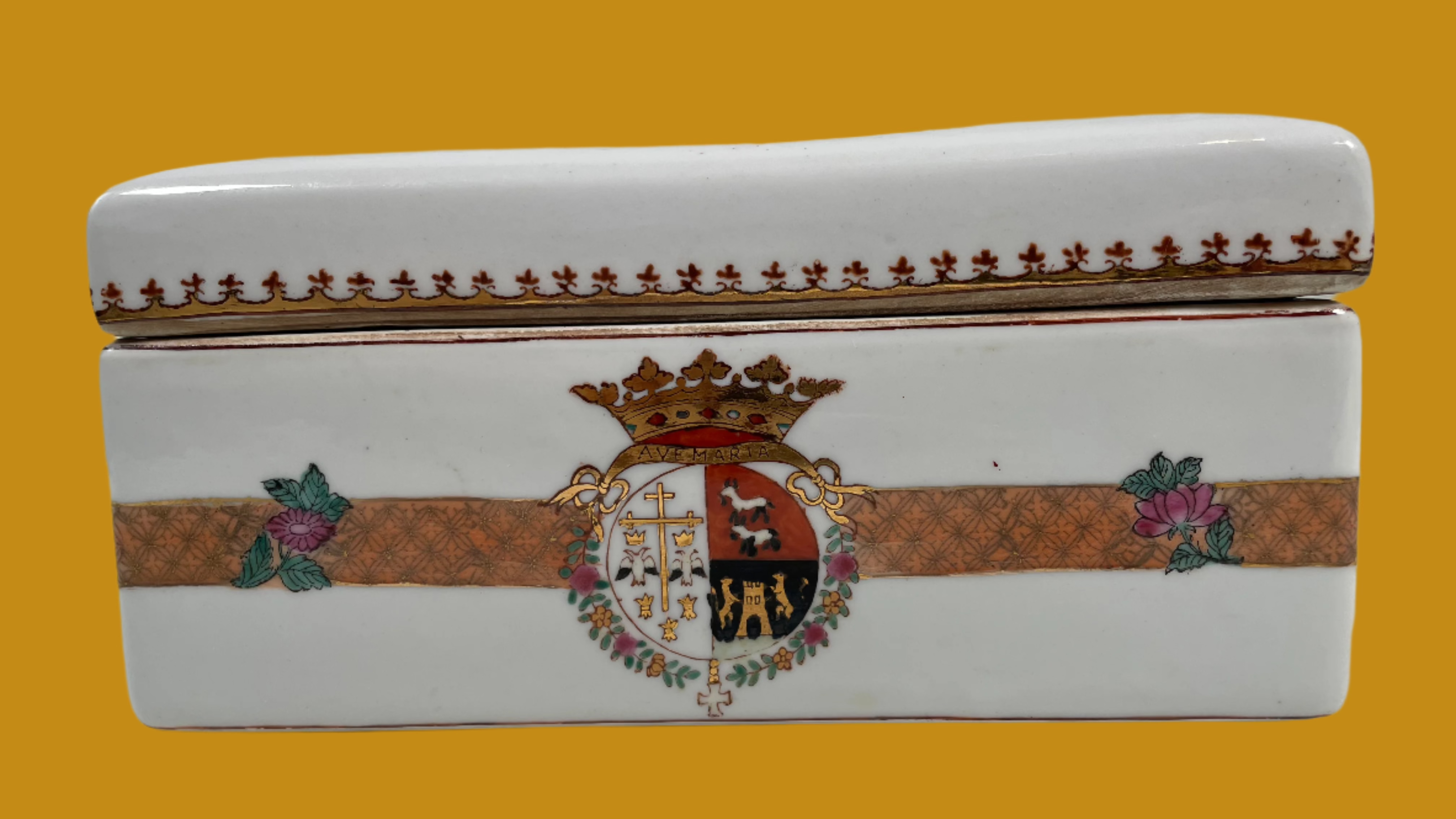 Boîte à cigarettes en porcelaine continentale du XXe siècle – Motif armoiries.