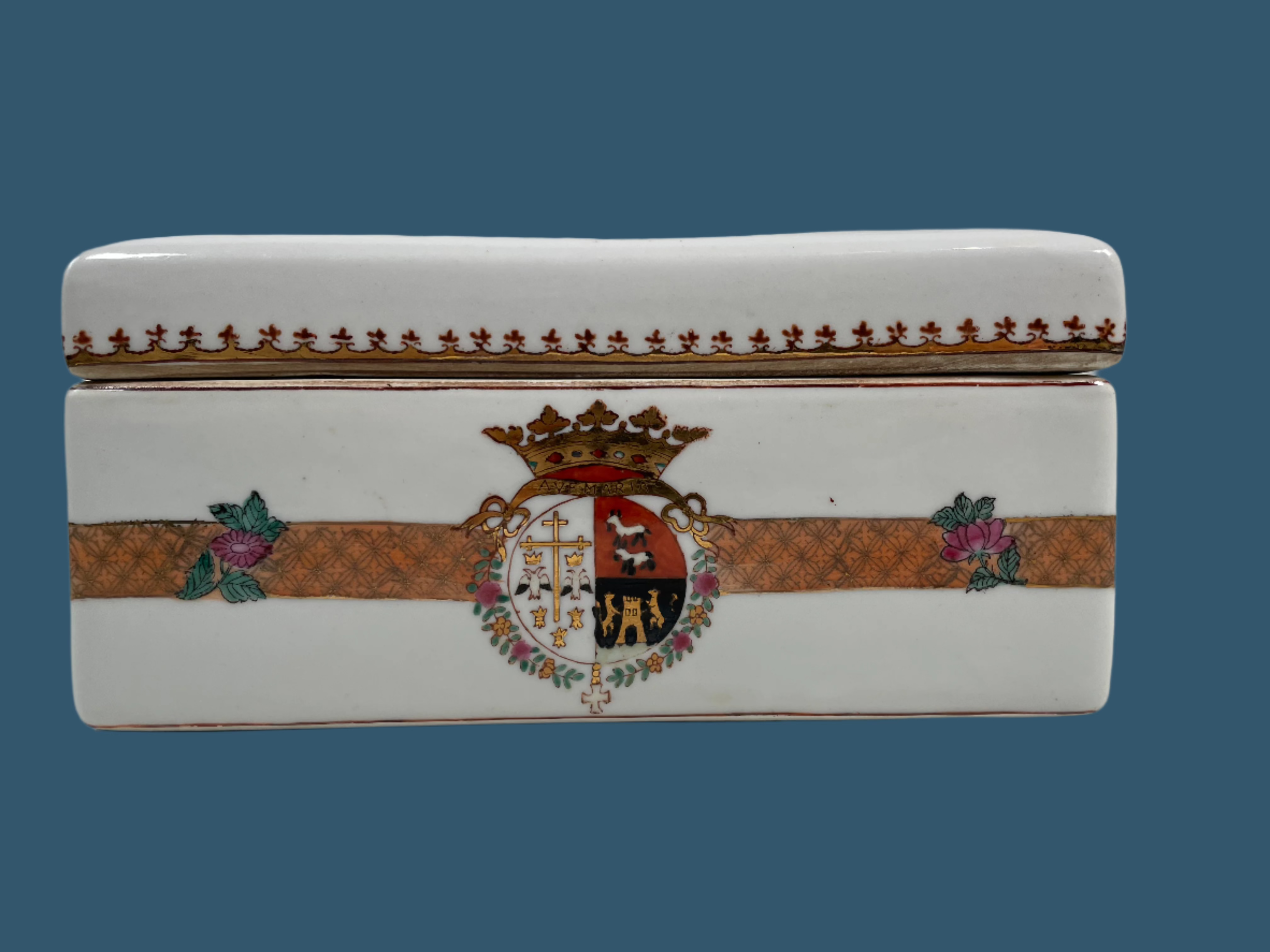 Boîte à cigarettes en porcelaine continentale du XXe siècle – Motif armoiries.