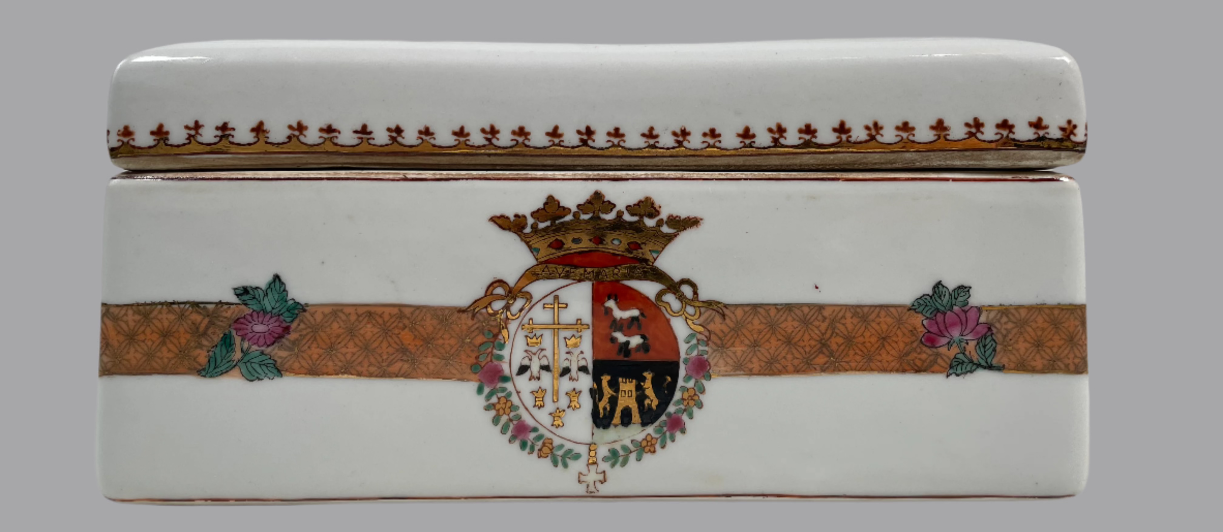 Boîte à cigarettes en porcelaine continentale du XXe siècle – Motif armoiries.