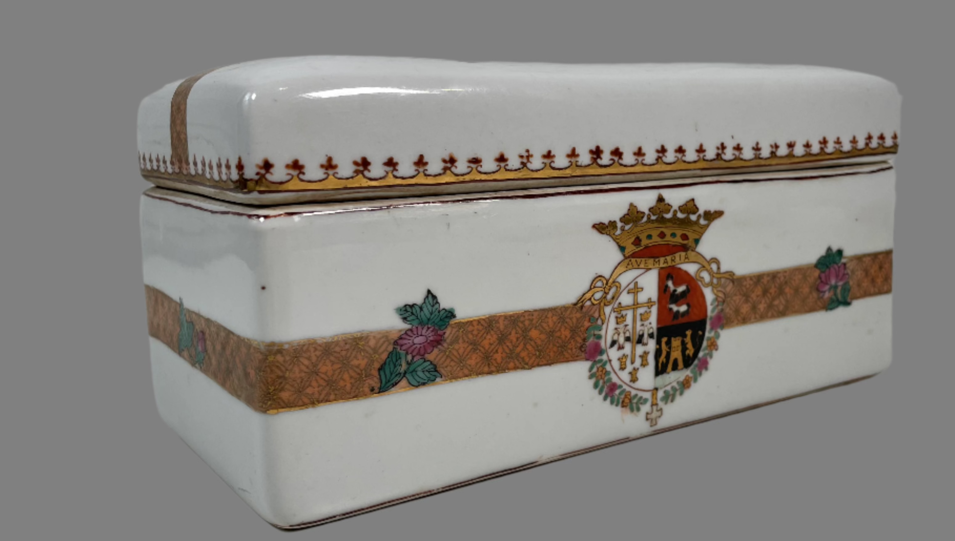 Boîte à cigarettes en porcelaine continentale du XXe siècle – Motif armoiries.
