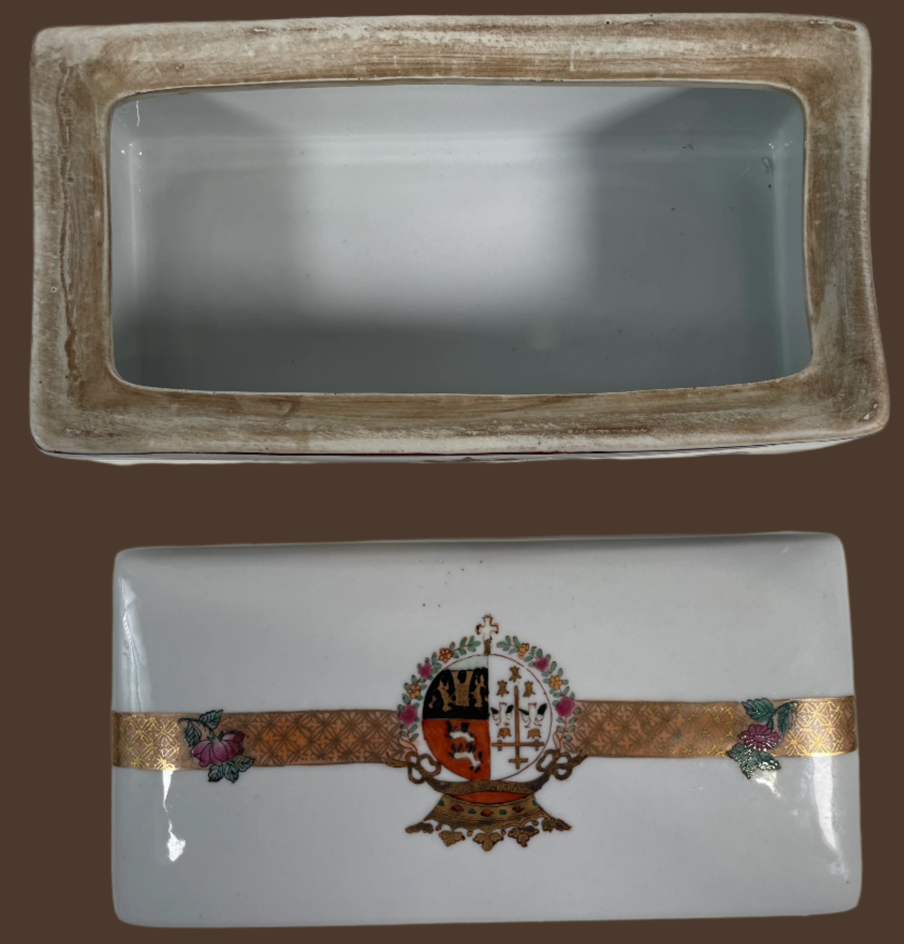 Boîte à cigarettes en porcelaine continentale du XXe siècle – Motif armoiries.
