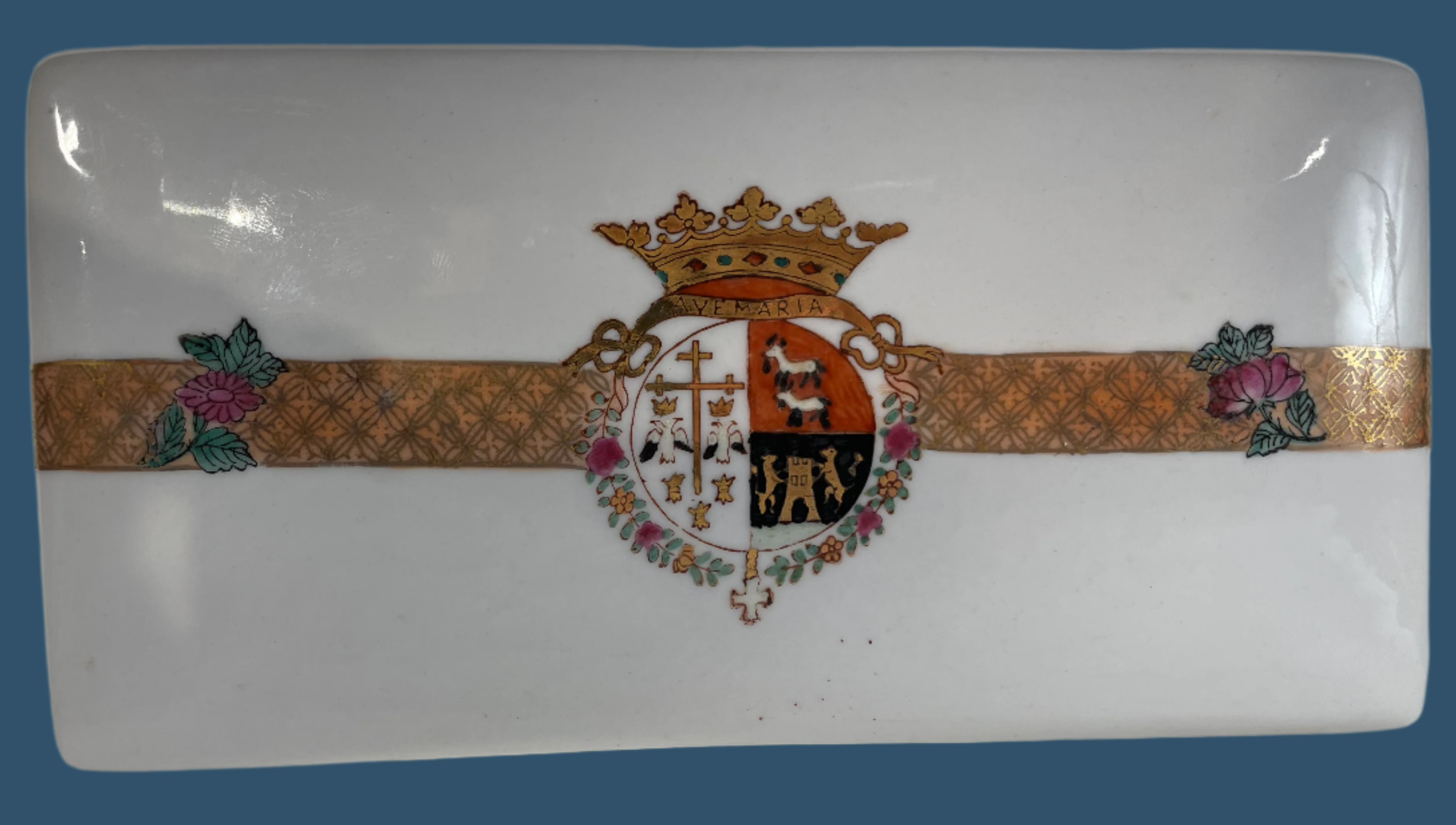 Boîte à cigarettes en porcelaine continentale du XXe siècle – Motif armoiries.