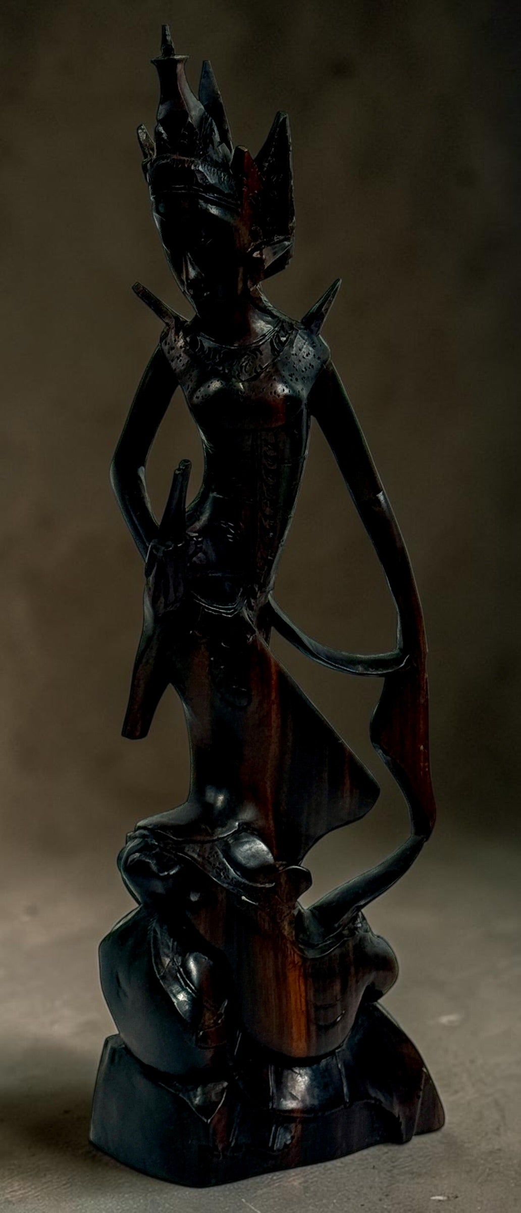Statue de déesse balinaise vintage en bois sculpté à la main, Indonésie, 34 cm.