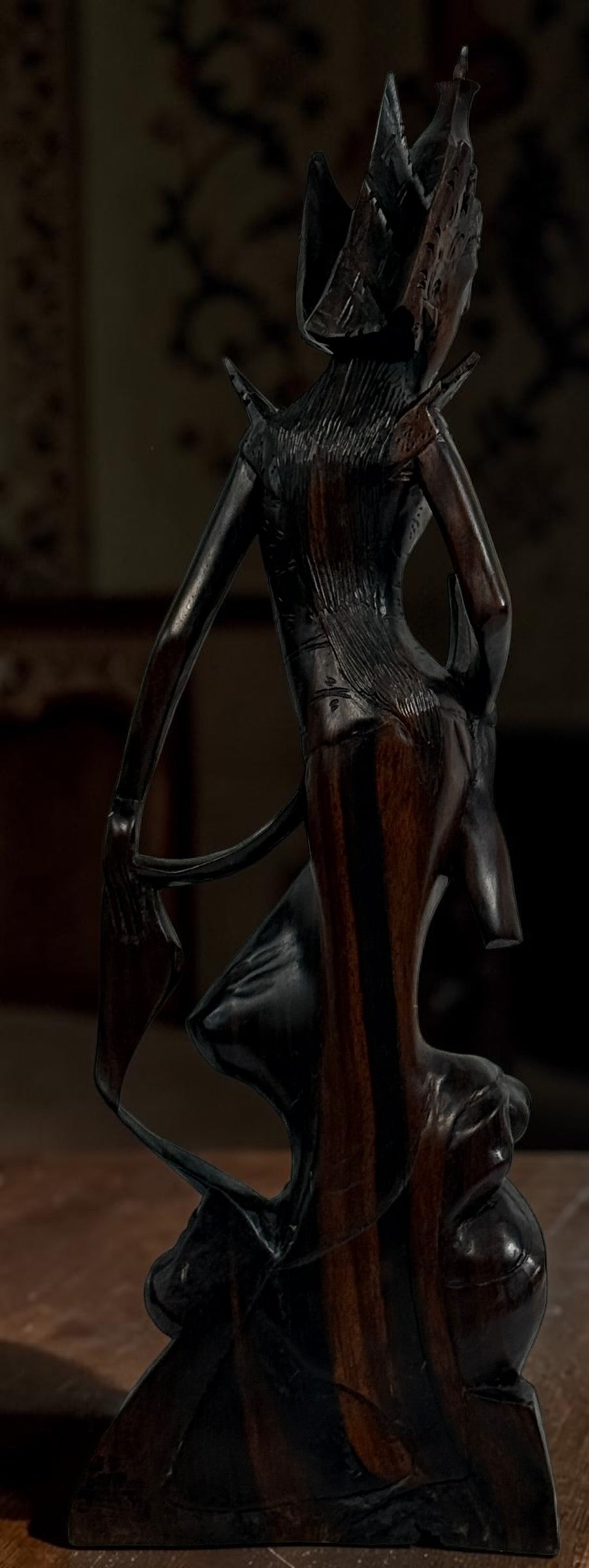 Statue de déesse balinaise vintage en bois sculpté à la main, Indonésie, 34 cm.