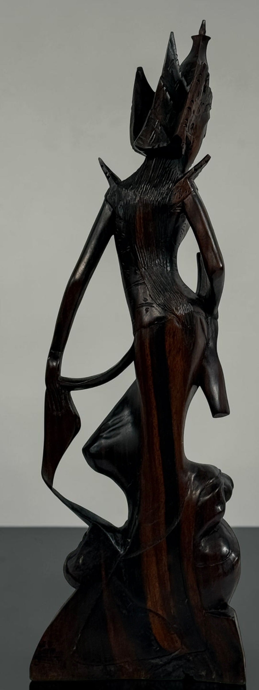 Statue de déesse balinaise vintage en bois sculpté à la main, Indonésie, 34 cm.