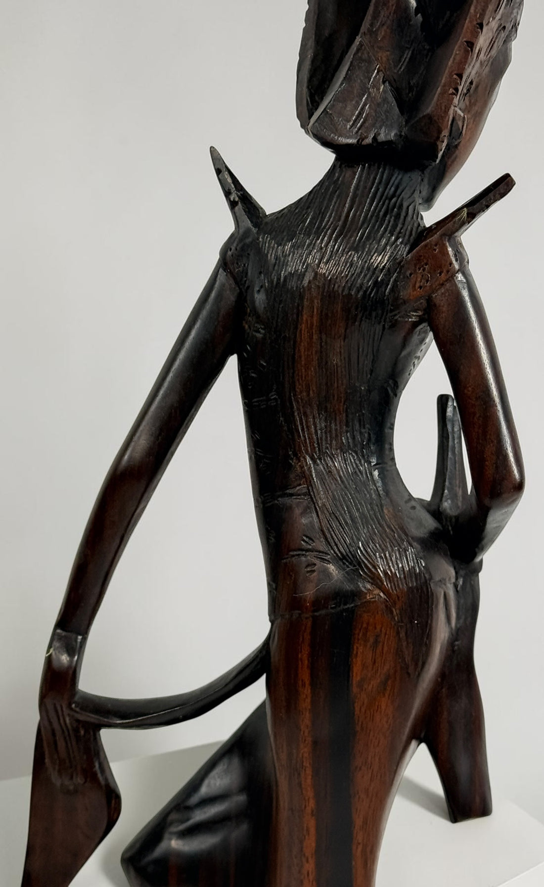 Statue de déesse balinaise vintage en bois sculpté à la main, Indonésie, 34 cm.