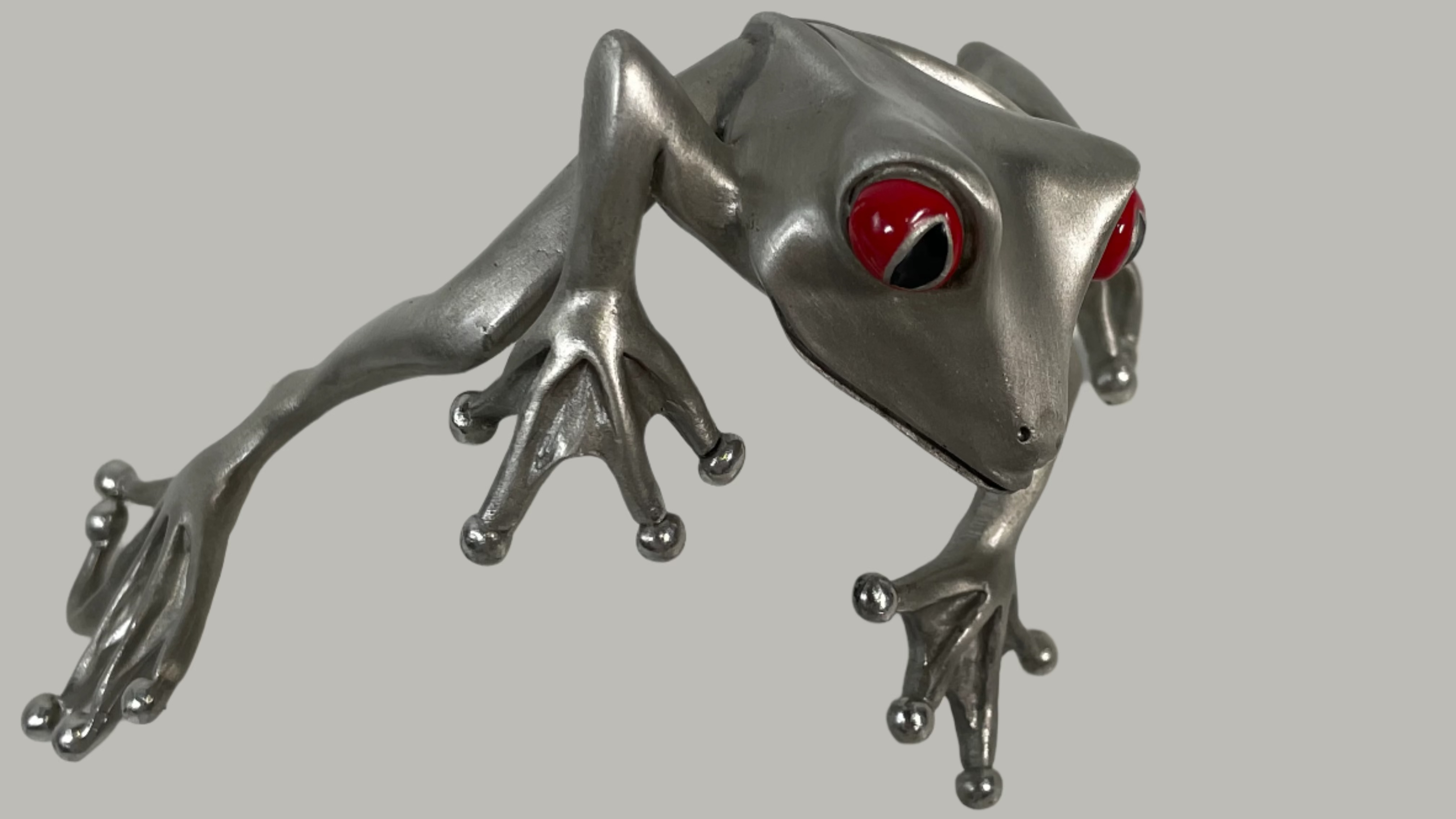 Sculpture en bronze « Frogman » de Tim Cotterill – Signée, Rainette aux yeux rouges