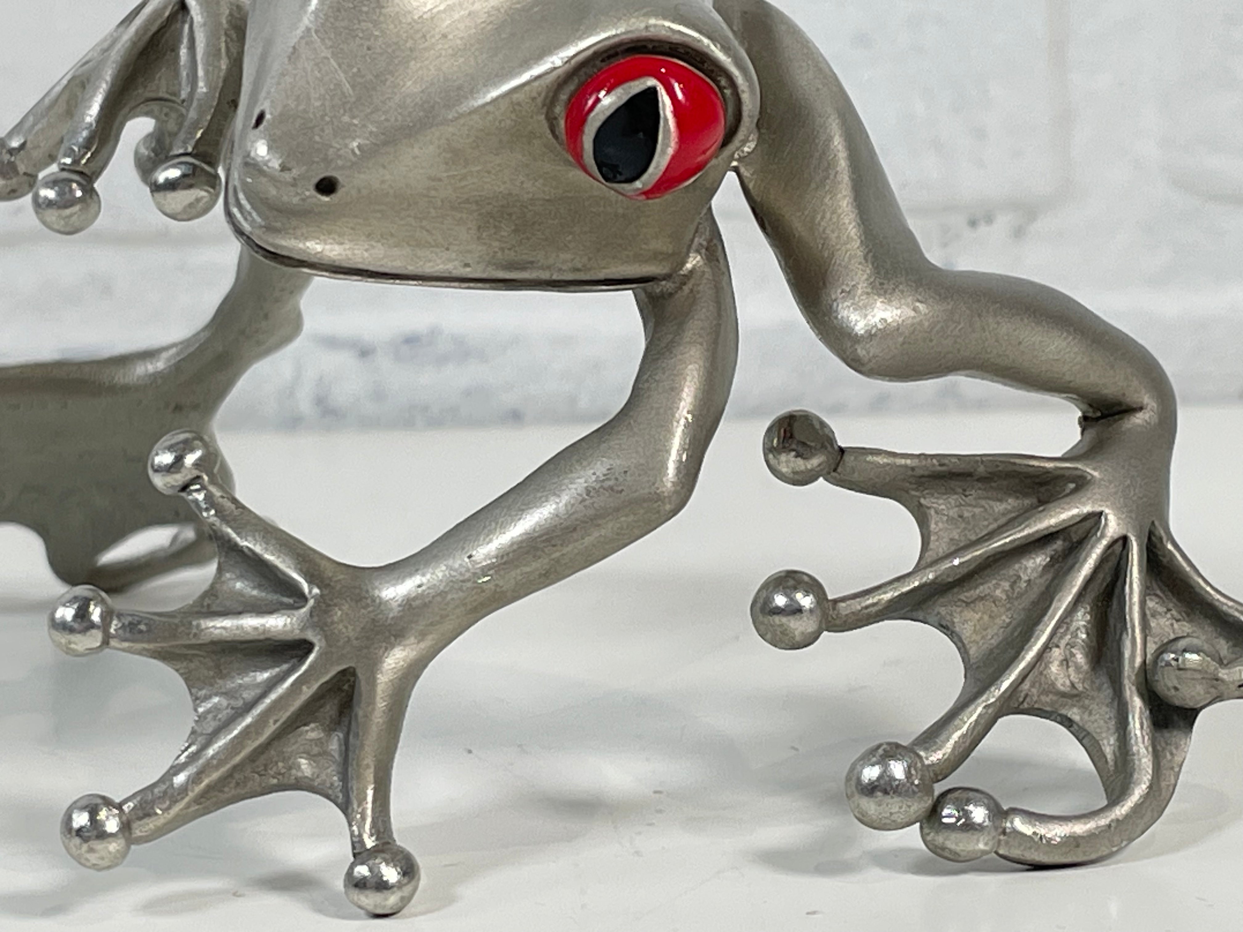 Sculpture en bronze « Frogman » de Tim Cotterill – Signée, Rainette aux yeux rouges