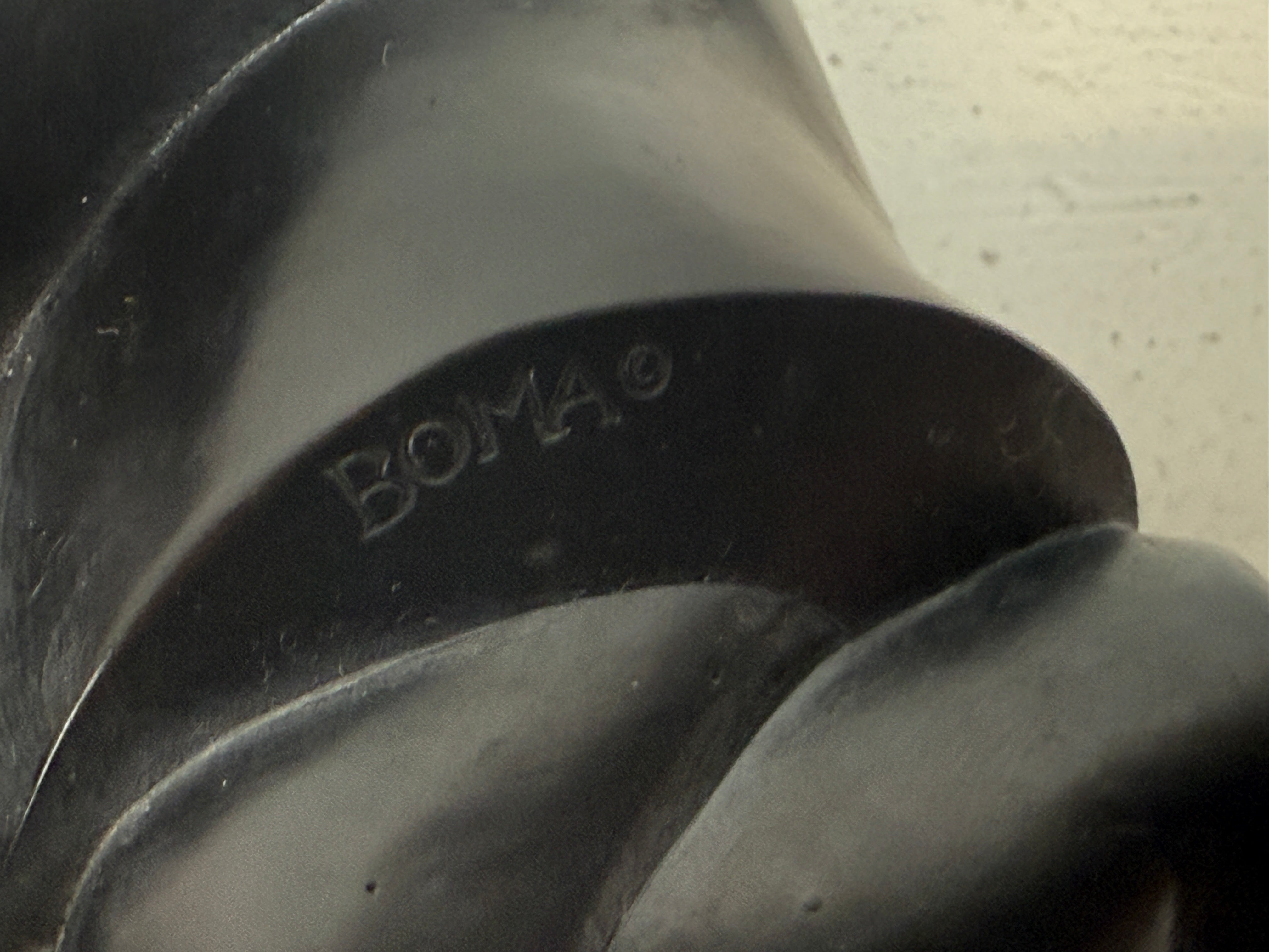 BOMA Canada – Sculpture en stéatite de style inuit McPhee « Garçon avec chien »