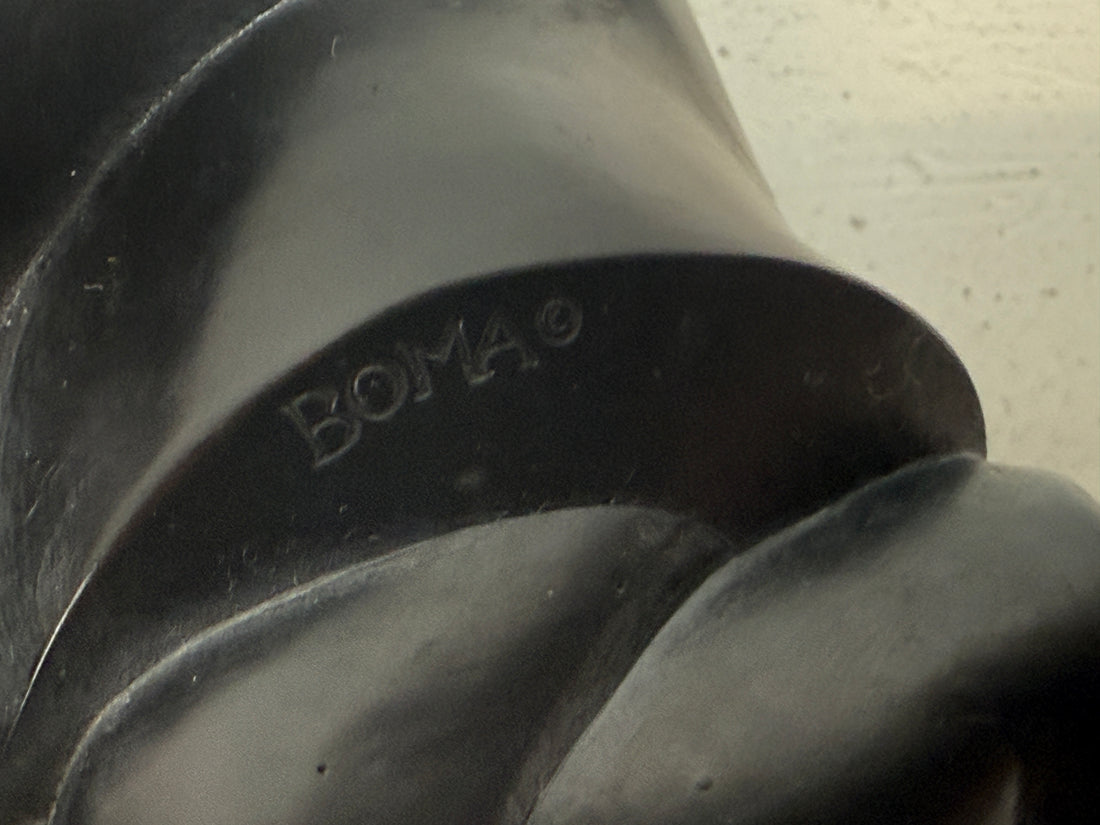 BOMA Canada – Sculpture en stéatite de style inuit McPhee « Garçon avec chien »