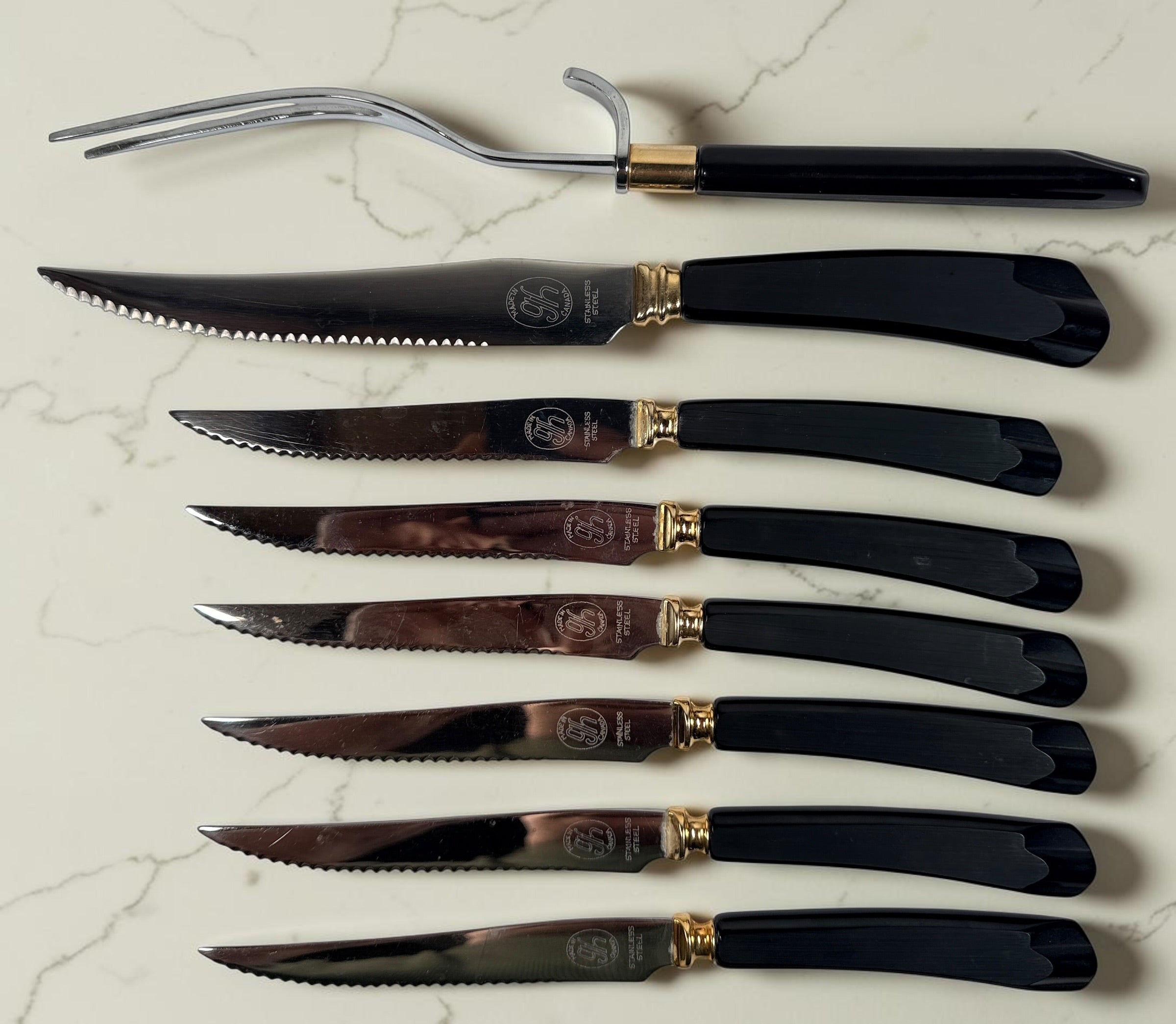 Vintage 1960s Glo-Hill Modavanti carving set with steak knives. Canadian MCM cutlery featuring black handles and gold-tone accents.
