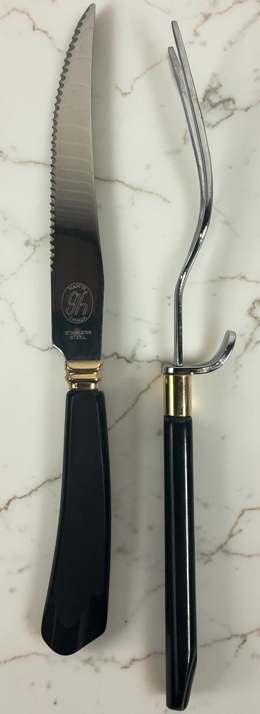 Vintage 1960s Glo-Hill Modavanti carving set with steak knives. Canadian MCM cutlery featuring black handles and gold-tone accents.