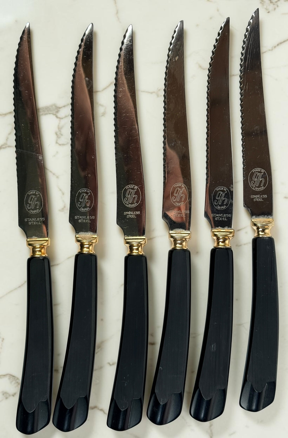 Vintage 1960s Glo-Hill Modavanti carving set with steak knives. Canadian MCM cutlery featuring black handles and gold-tone accents.