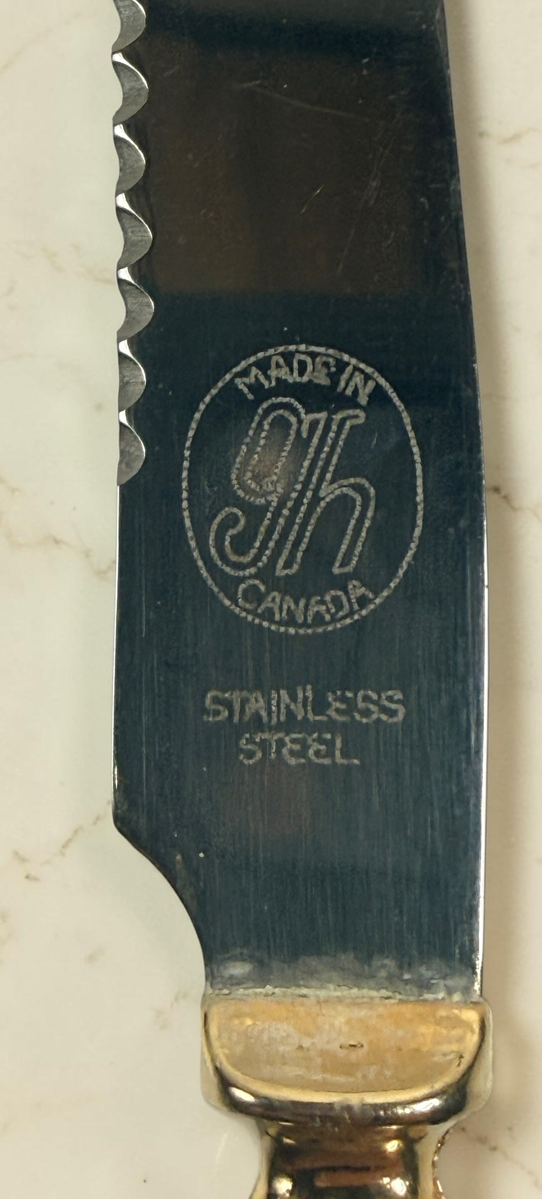 Vintage 1960s Glo-Hill Modavanti carving set with steak knives. Canadian MCM cutlery featuring black handles and gold-tone accents.