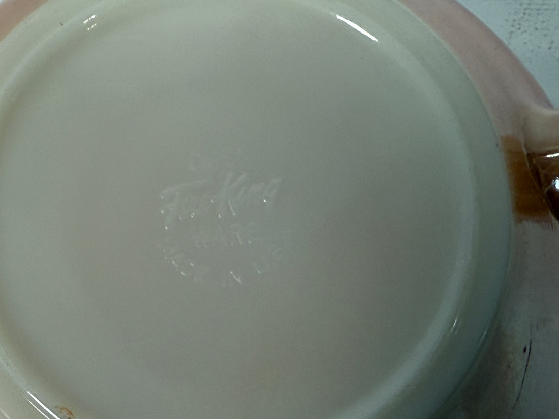 Bol à pâte Fire-King Peach Luster – Poignée et bec verseur (années 1950)