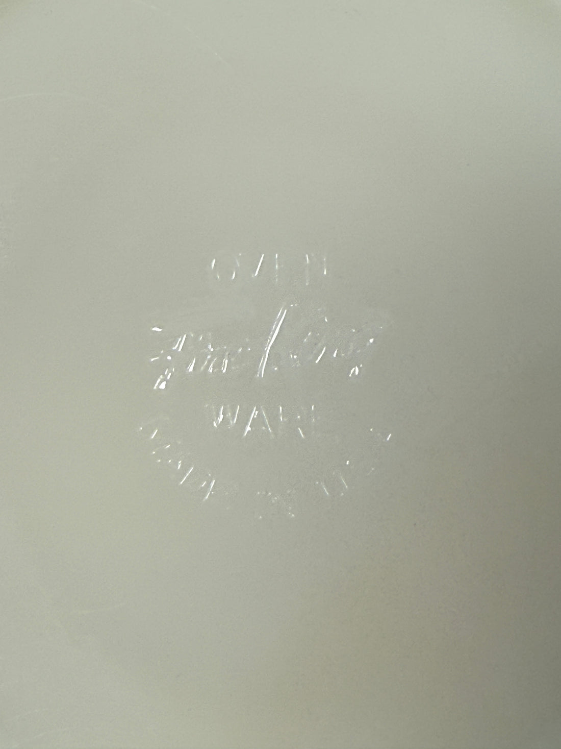 Bol à pâte Fire-King Peach Luster – Poignée et bec verseur (années 1950)