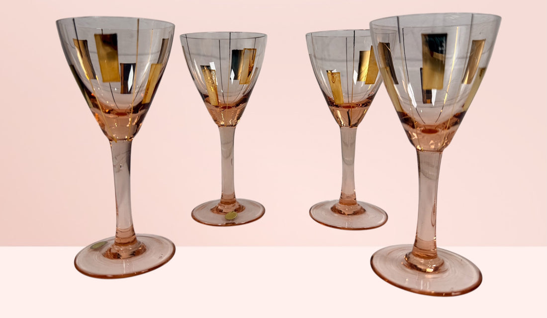 Vintage Hungarian pink cocktail glasses with gold atomic decoration. Set of 4 Mid-Century Modern cordial glasses, ideal for retro barware collections.