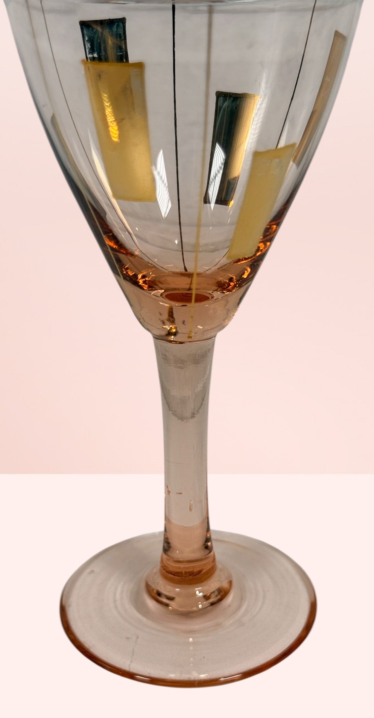 Vintage Hungarian pink cocktail glasses with gold atomic decoration. Set of 4 Mid-Century Modern cordial glasses, ideal for retro barware collections.