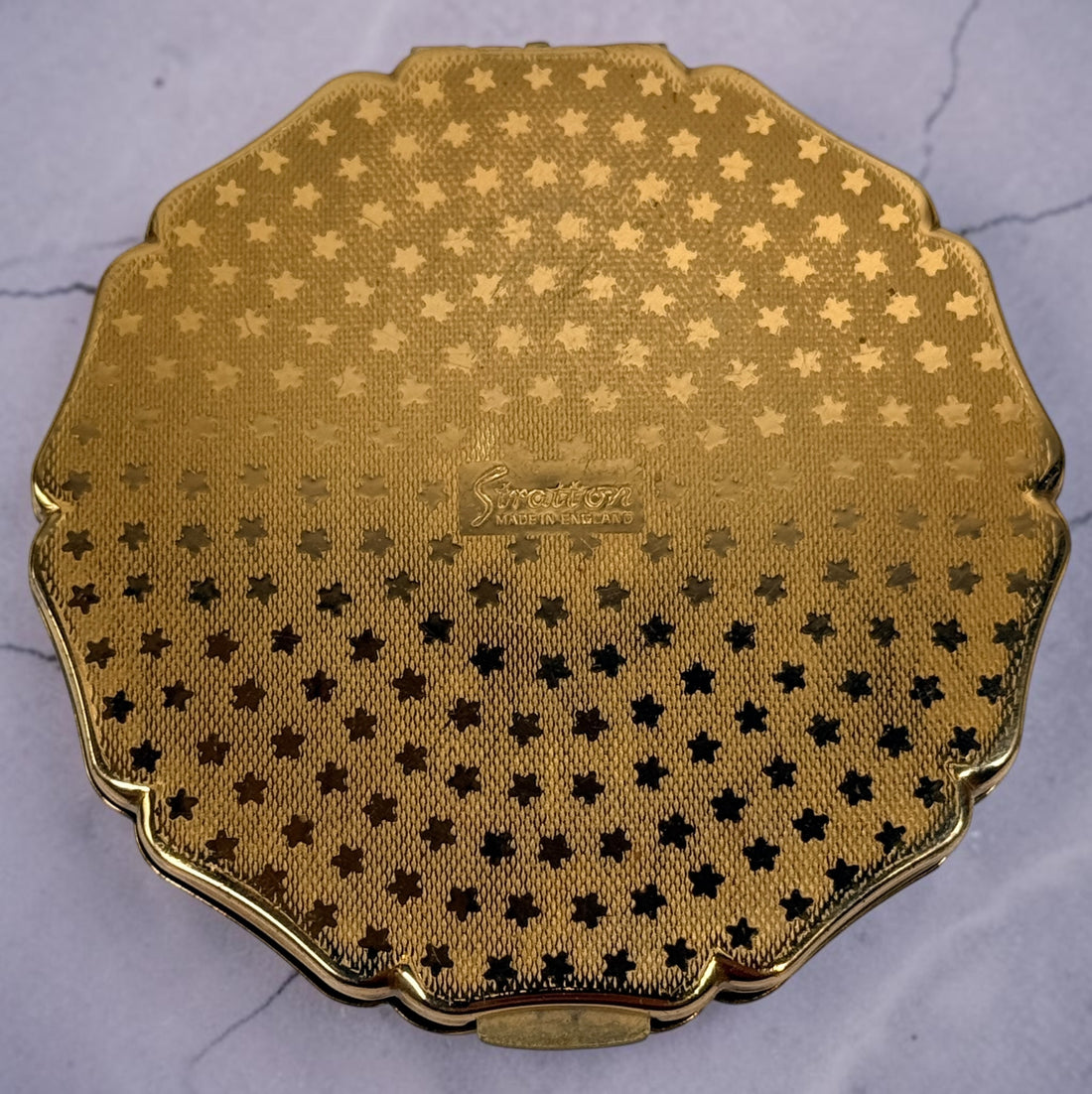Vintage Stratton blue enamel powder compact made in England. Elegant gold-tone vanity accessory from the 1960s–1970s with mirror and original styling.