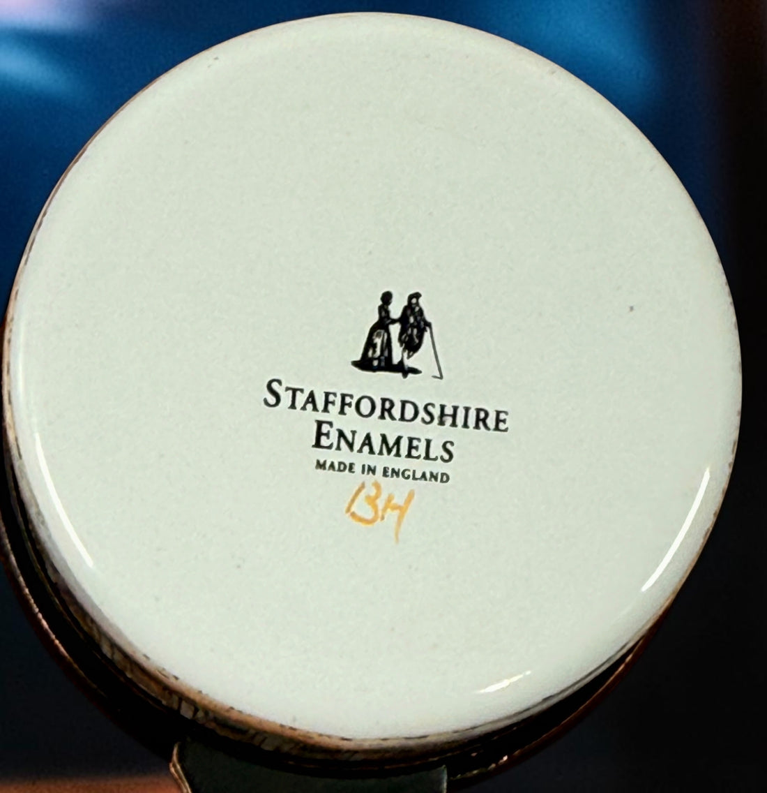 Chelsea Bonbonnière Staffordshire Enamels St. Paul’s Cathedral pill box made in England. Collectible architectural enamel trinket box with hinged lid.