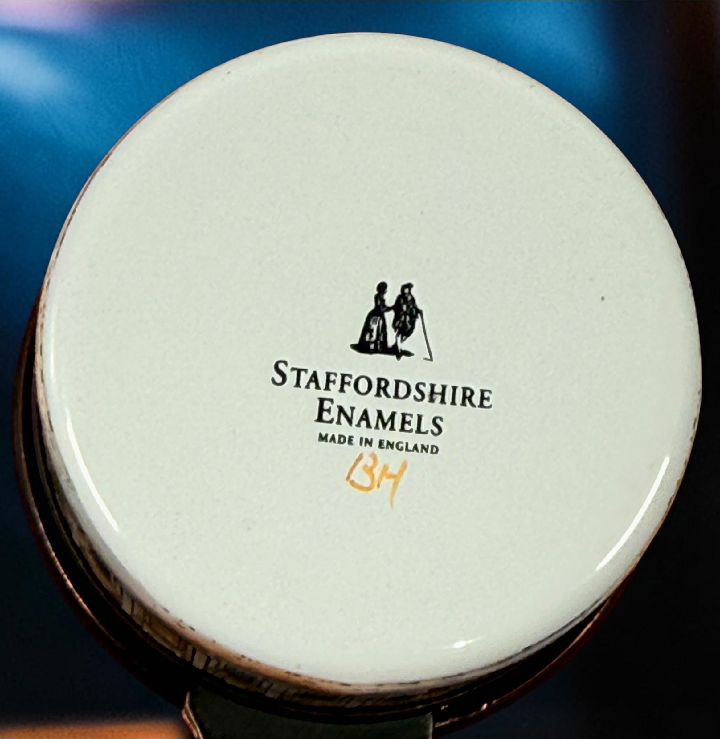 Chelsea Bonbonnière Staffordshire Enamels St. Paul’s Cathedral pill box made in England. Collectible architectural enamel trinket box with hinged lid.