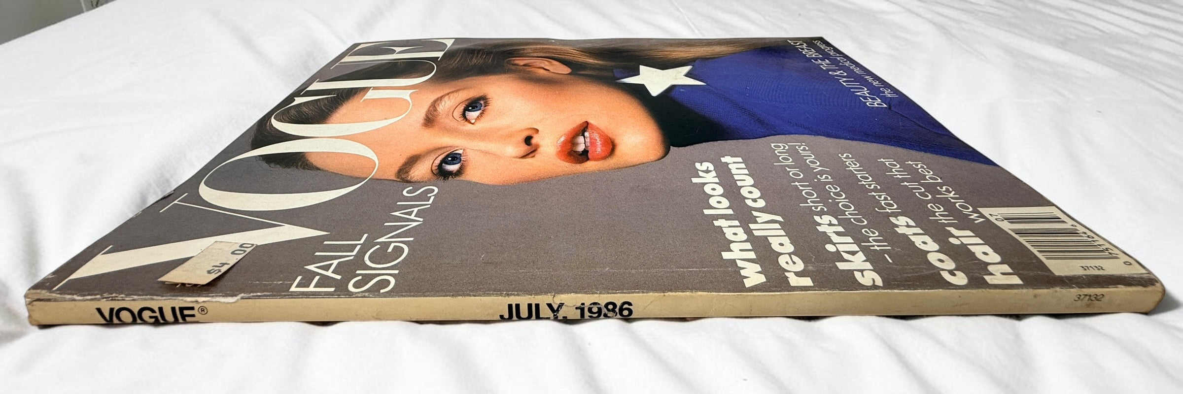 Vintage Vogue Magazine July 1986 fashion issue featuring Fall Signals, beauty trends, lifestyle articles and classic 1980s Vogue editorial content.