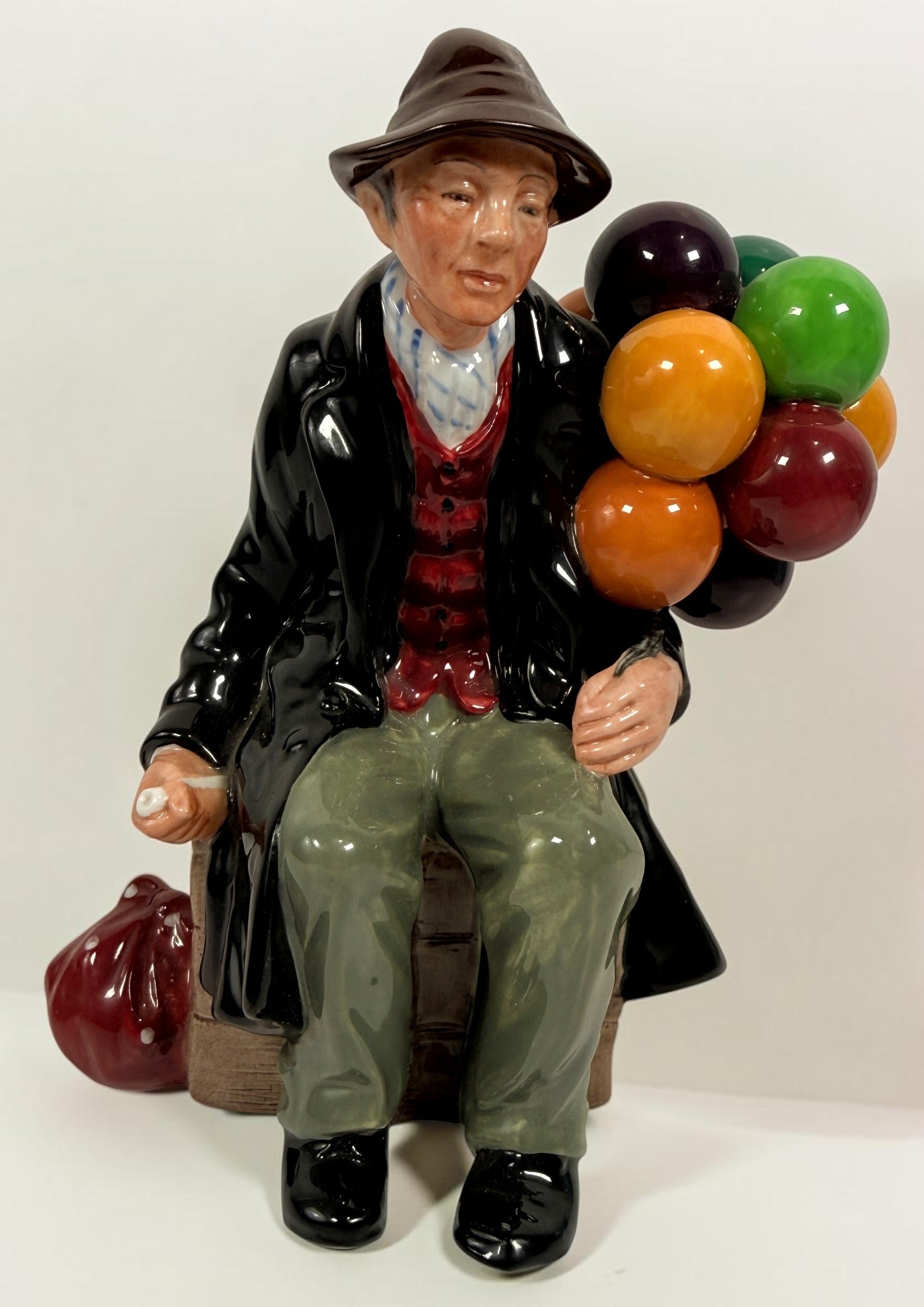 Vintage Royal Doulton The Balloon Man HN1954 porcelain figurine from England. Classic Leslie Harradine design in good collectible condition.
